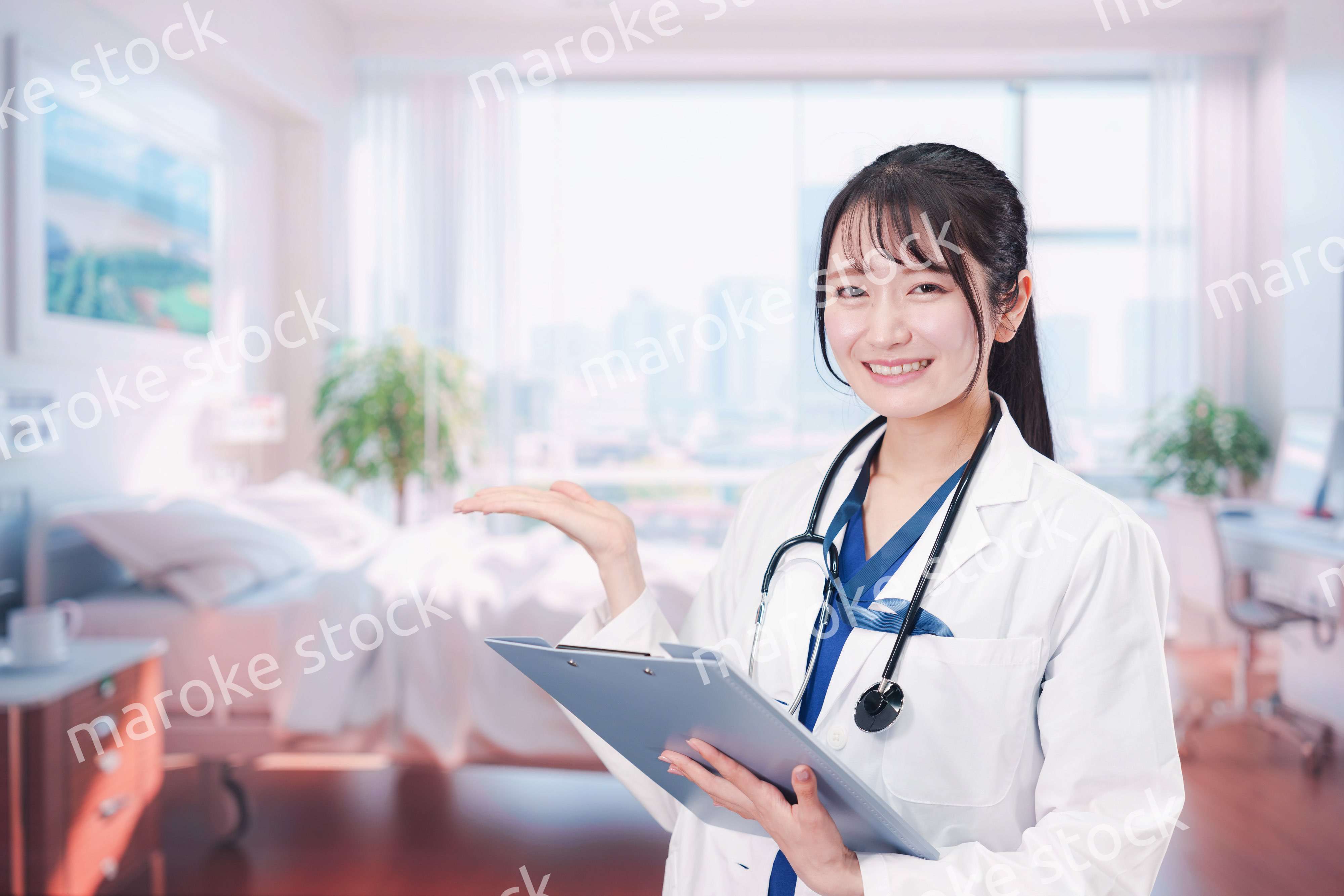 病室を訪問する看護師の女性