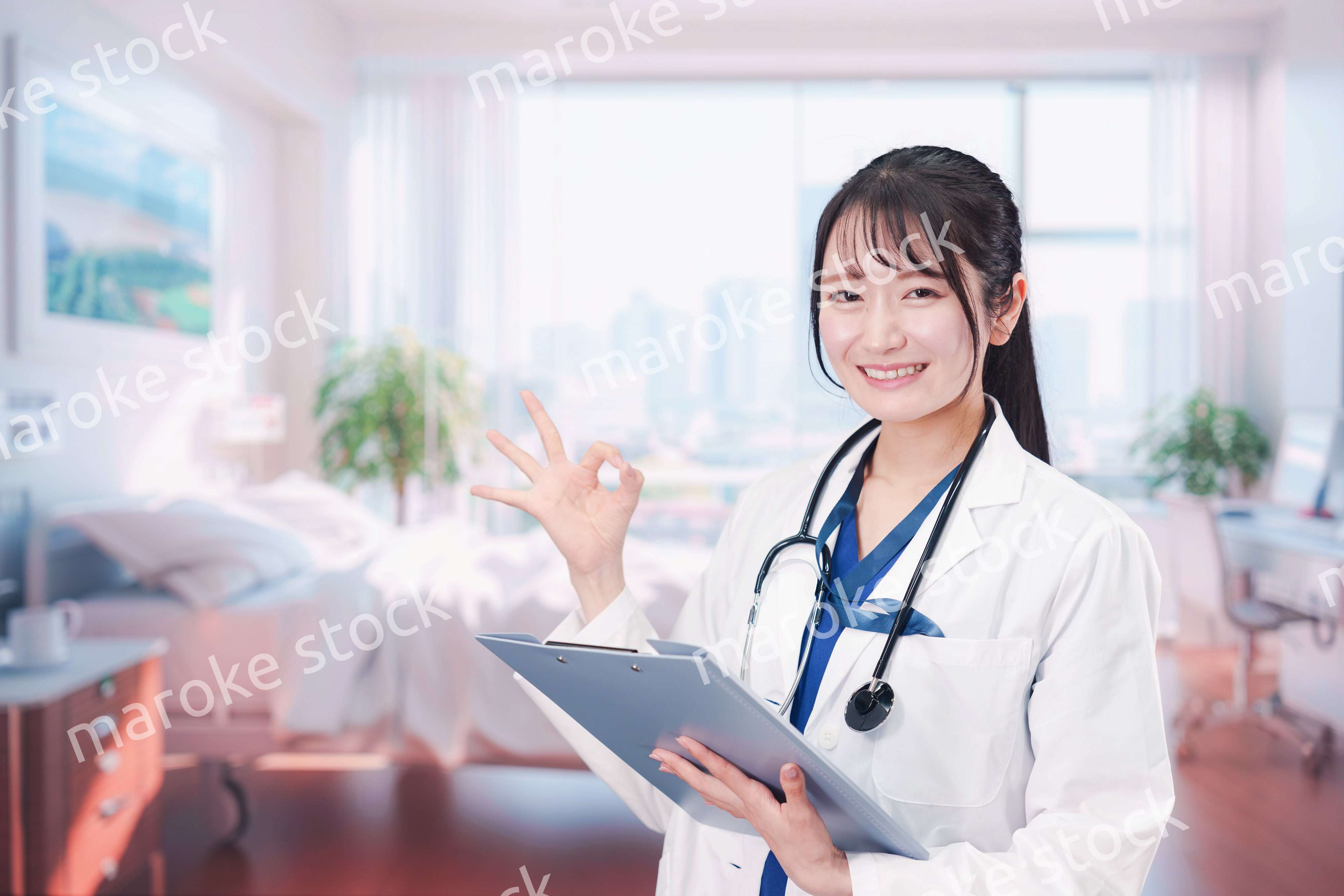 病室を訪問する看護師の女性