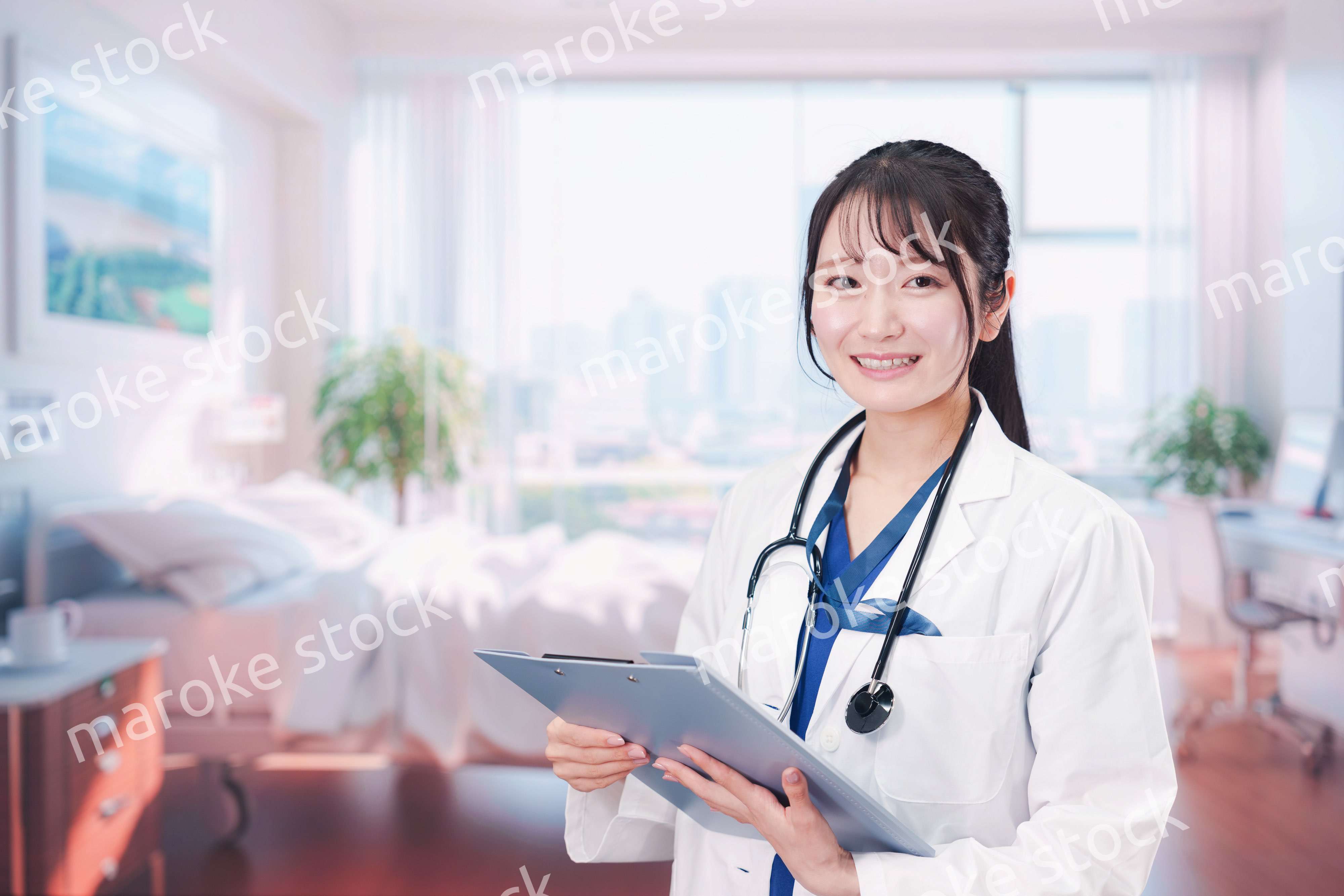 病室を訪問する看護師の女性