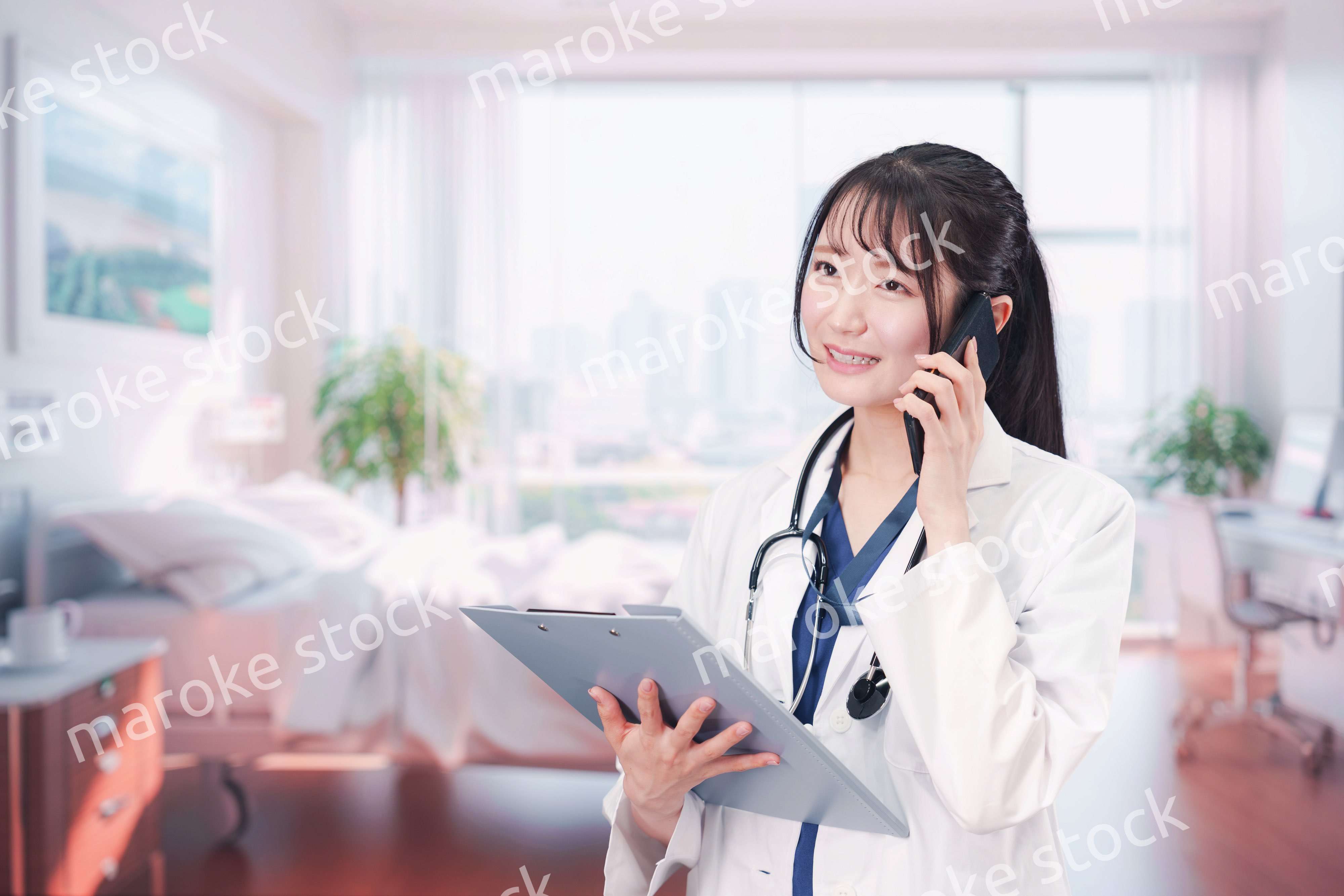 病院で働く若い女性のドクター