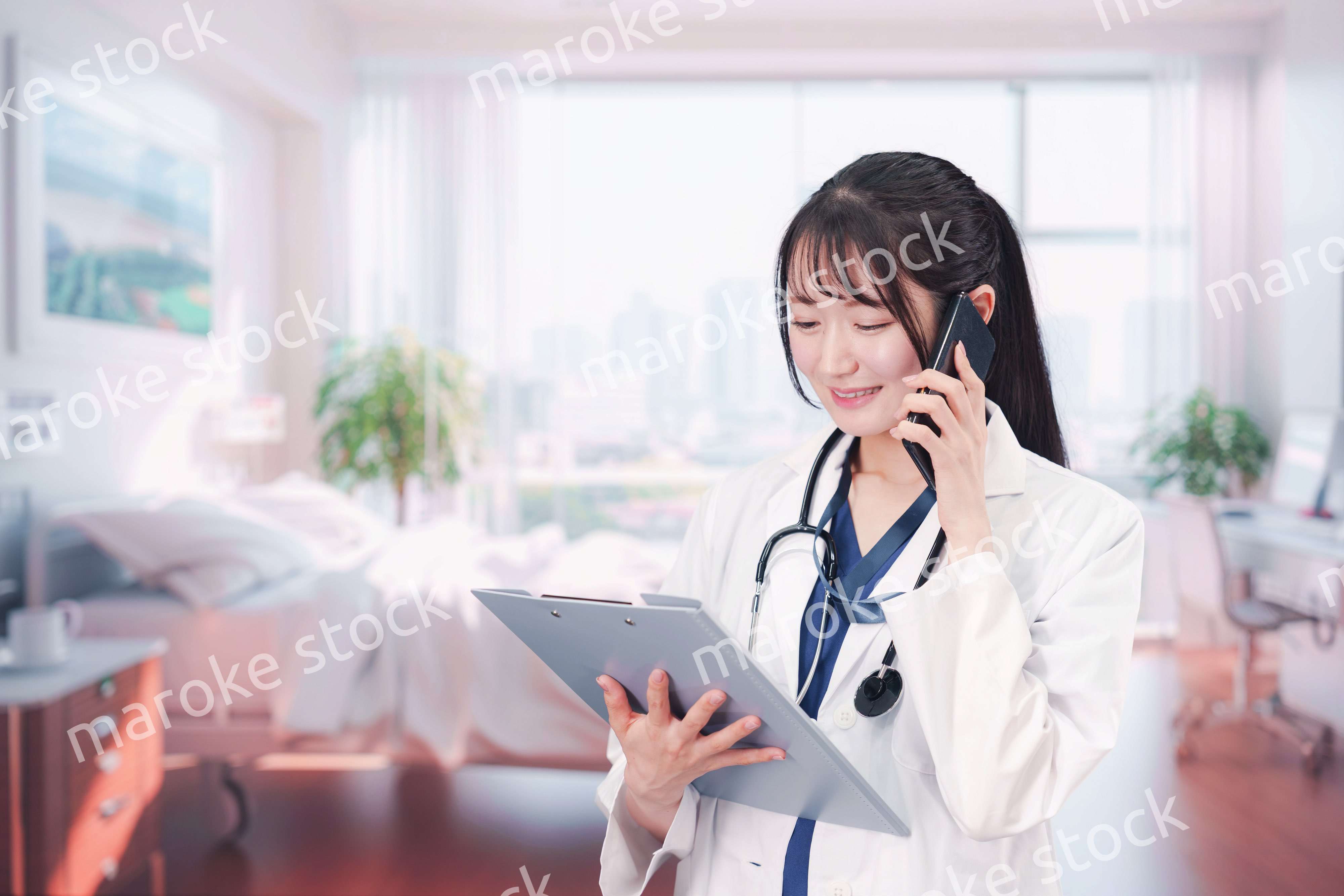 病院で働く若い女性のドクター