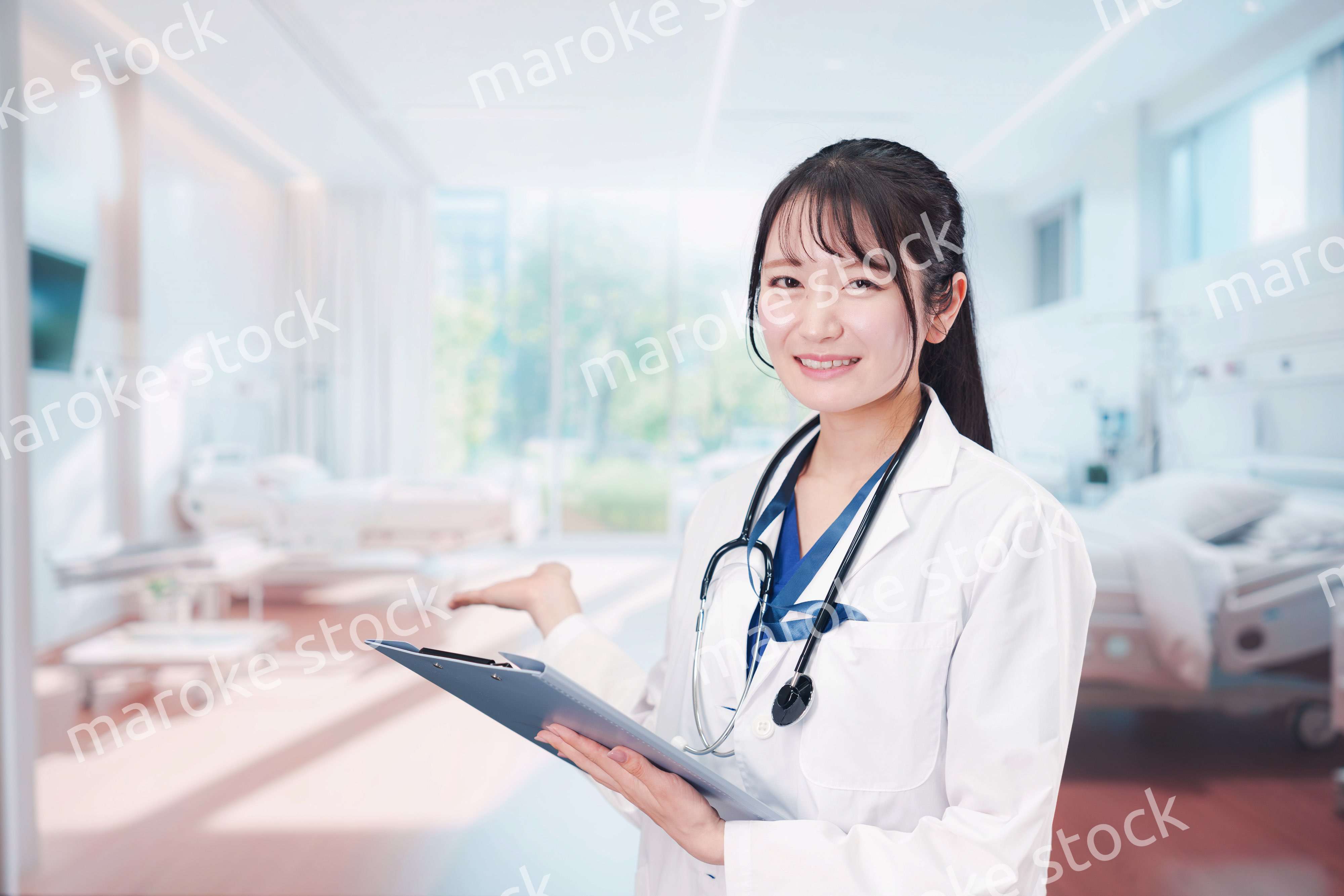 病室を訪問する看護師の女性