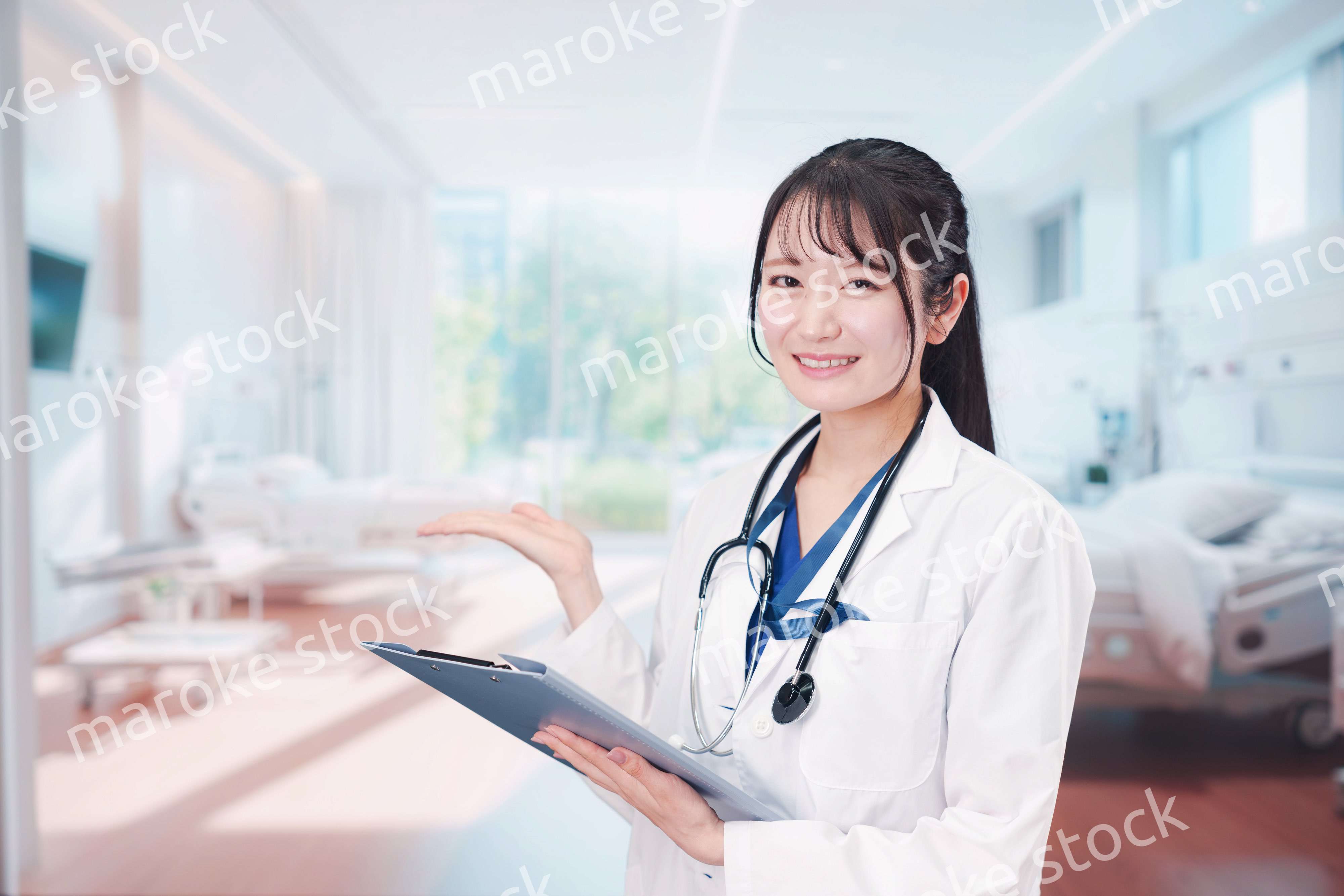 病室を訪問する看護師の女性