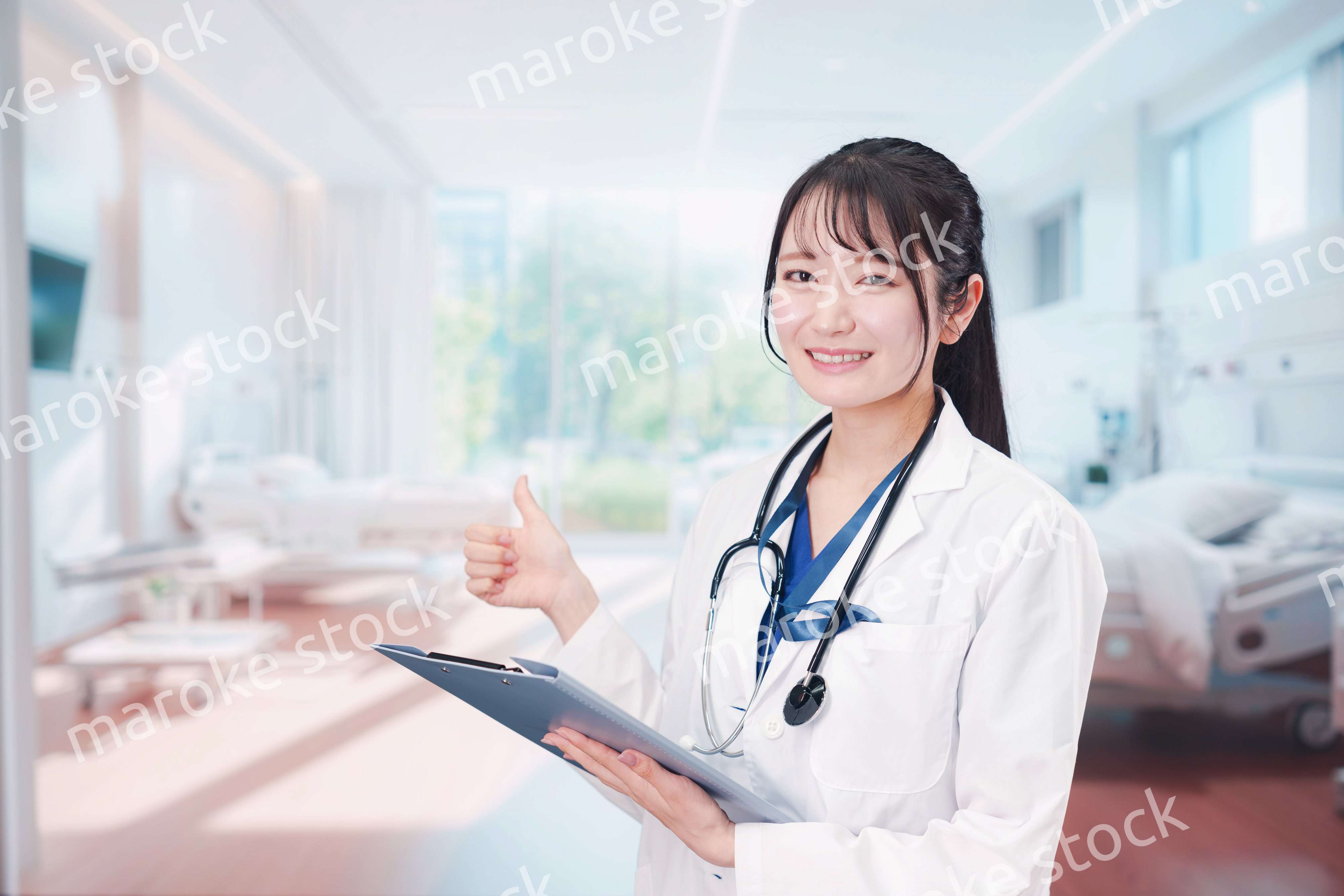 病室を訪問する看護師の女性