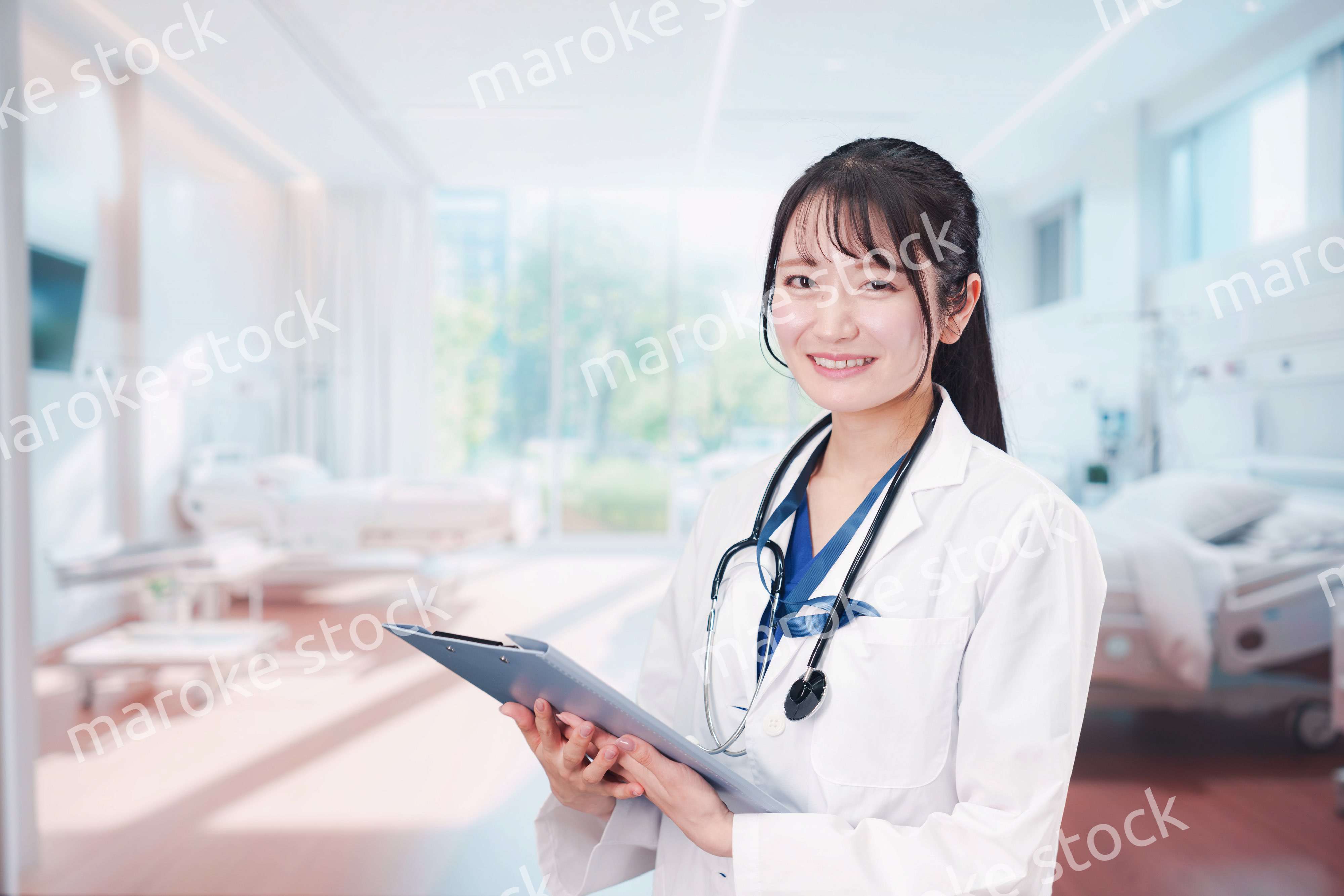 病室を訪問する看護師の女性