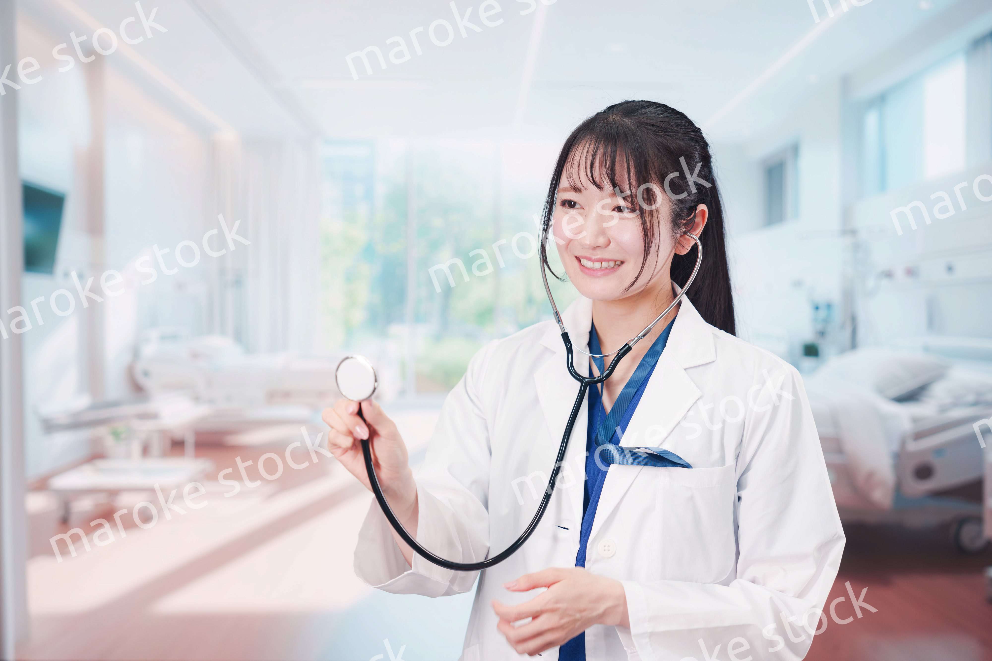 病室を訪問する看護師の女性