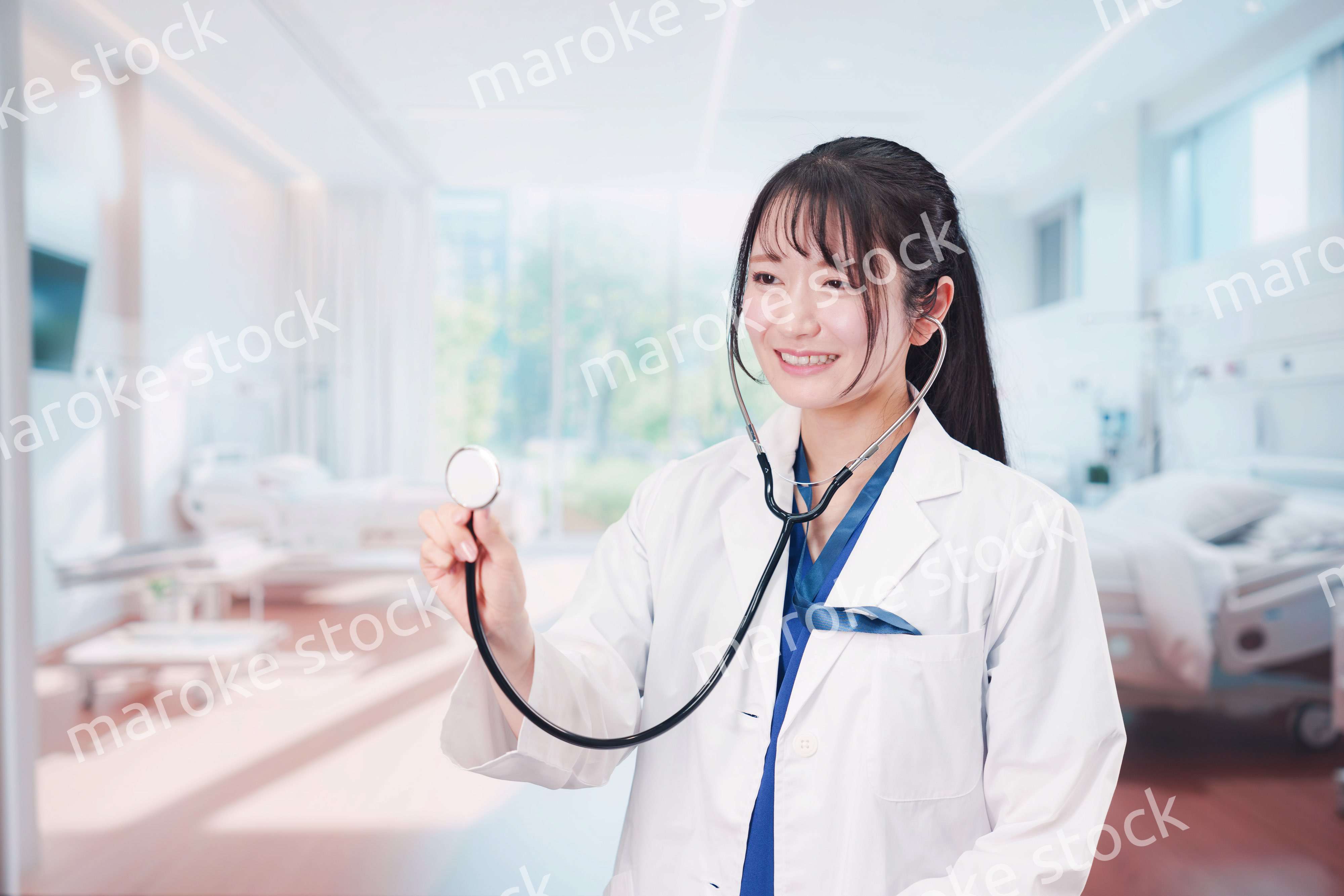 病室を訪問する看護師の女性