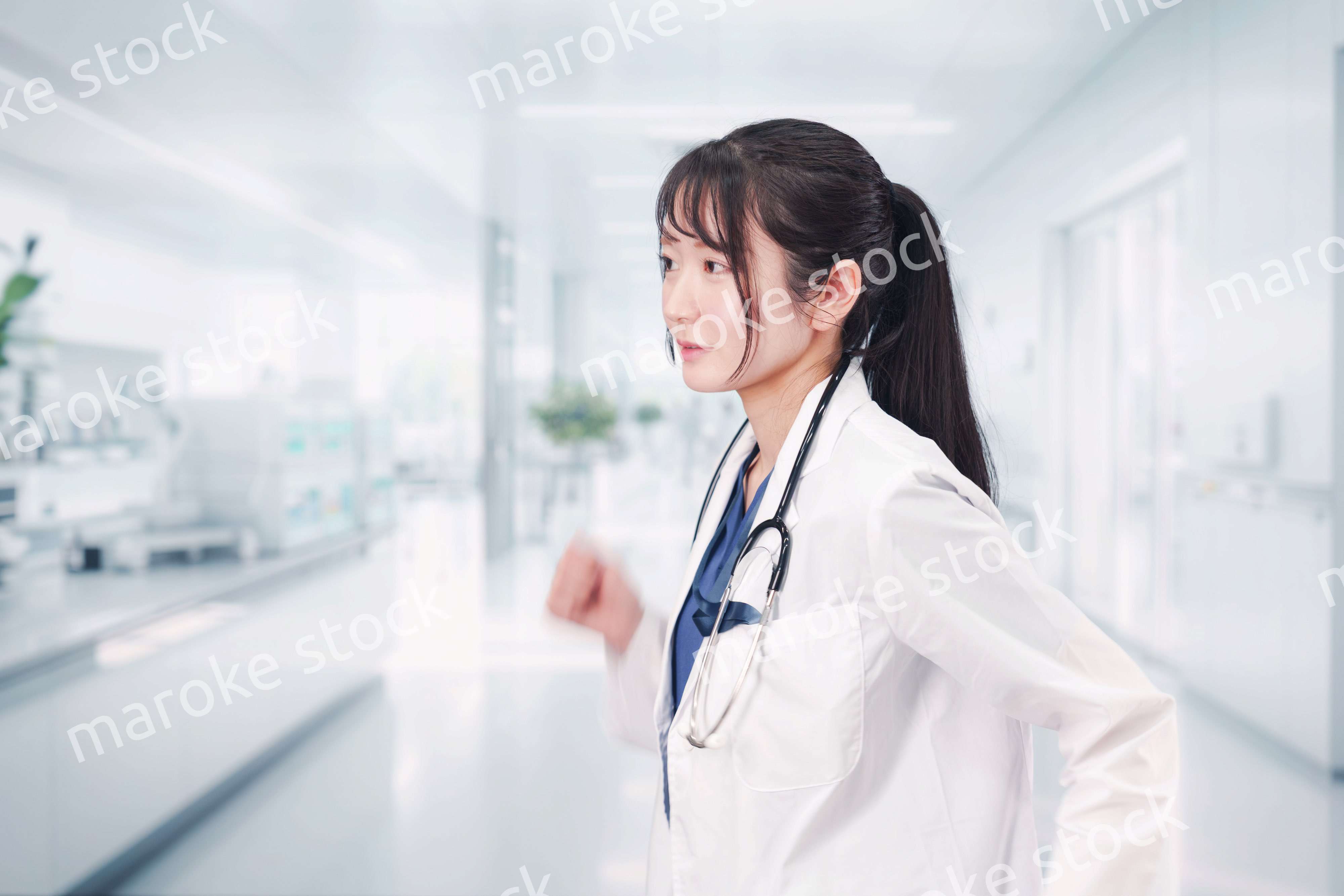 病院で働く若い女性のドクター