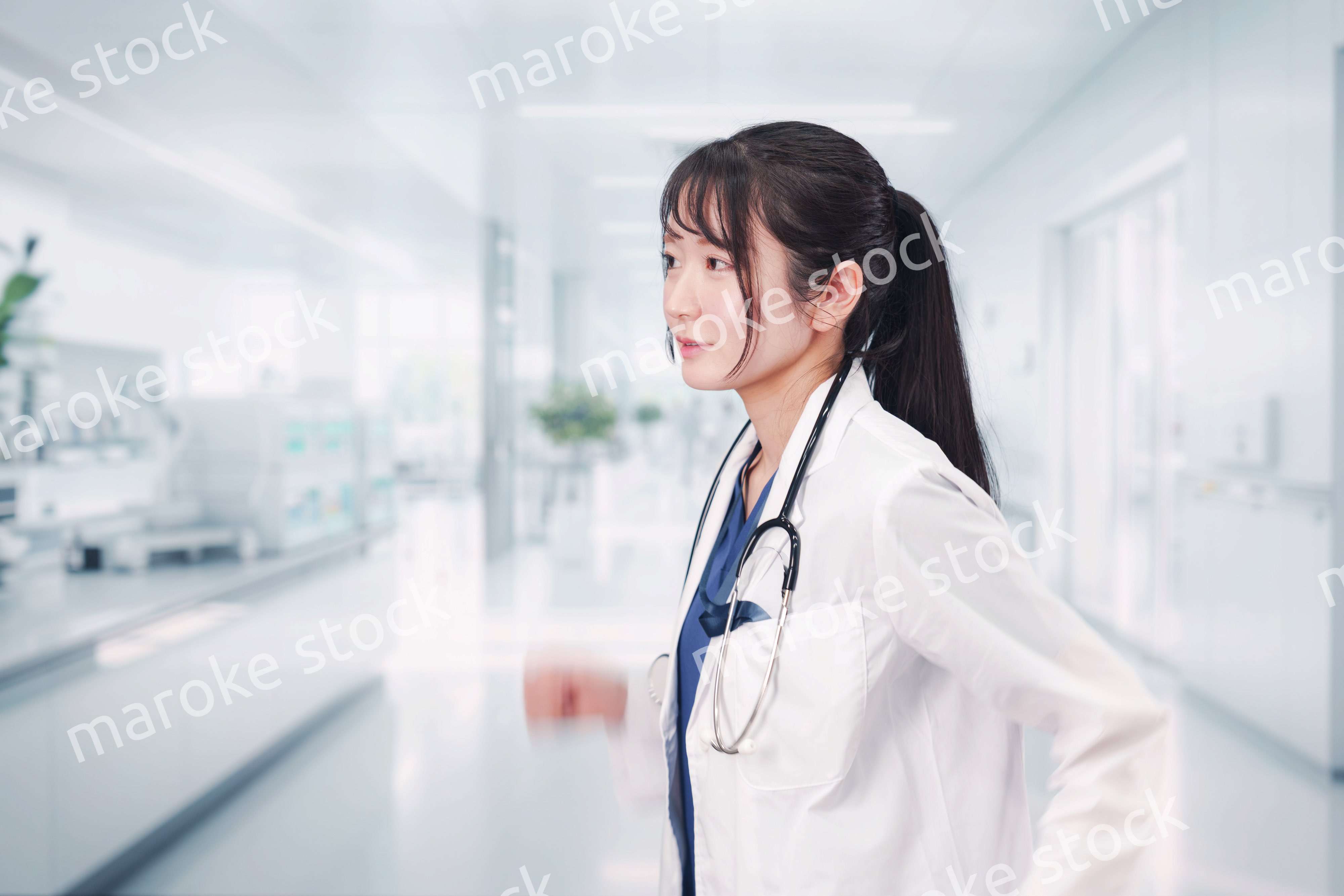 病院で働く若い女性のドクター