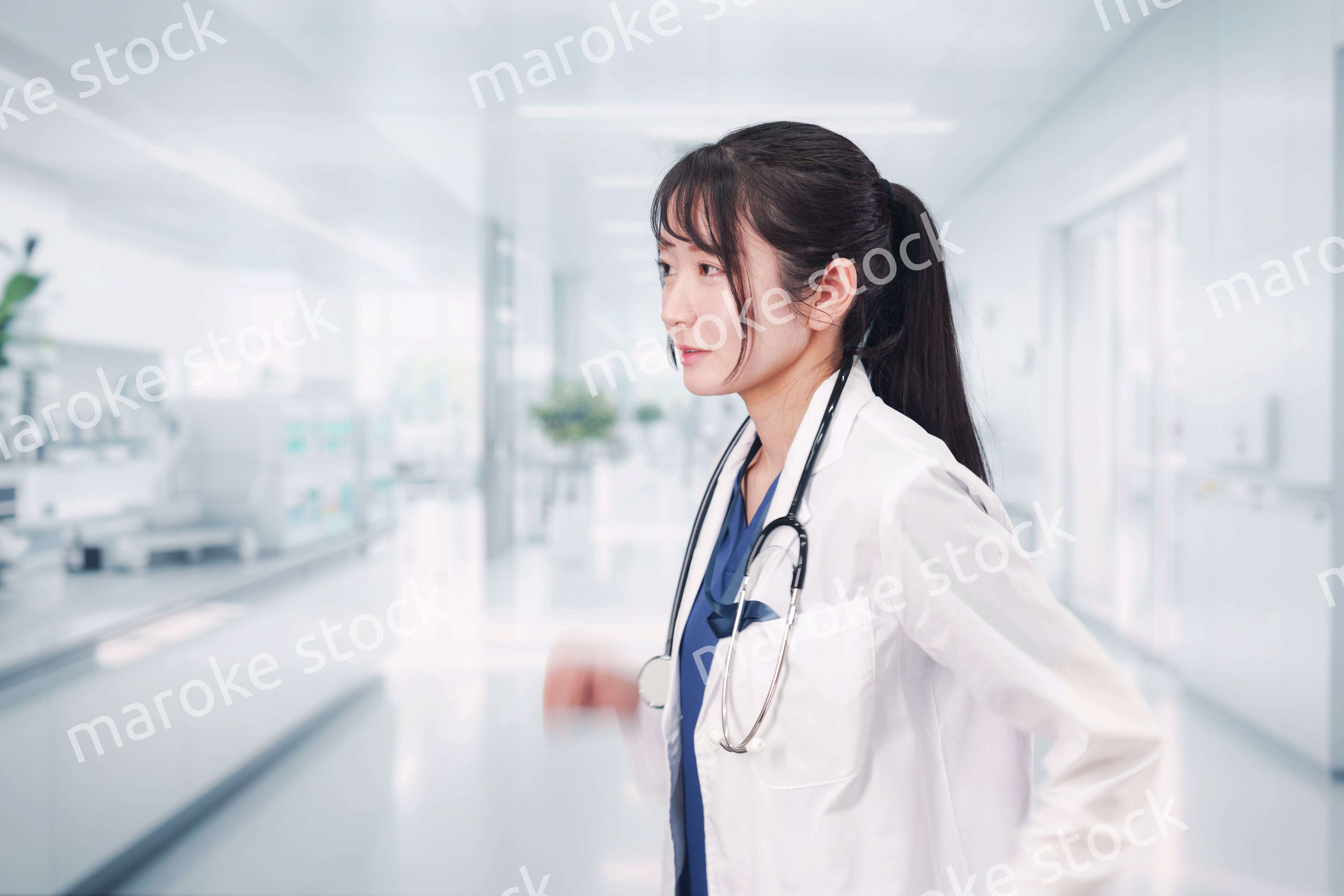 病院で働く若い女性のドクター