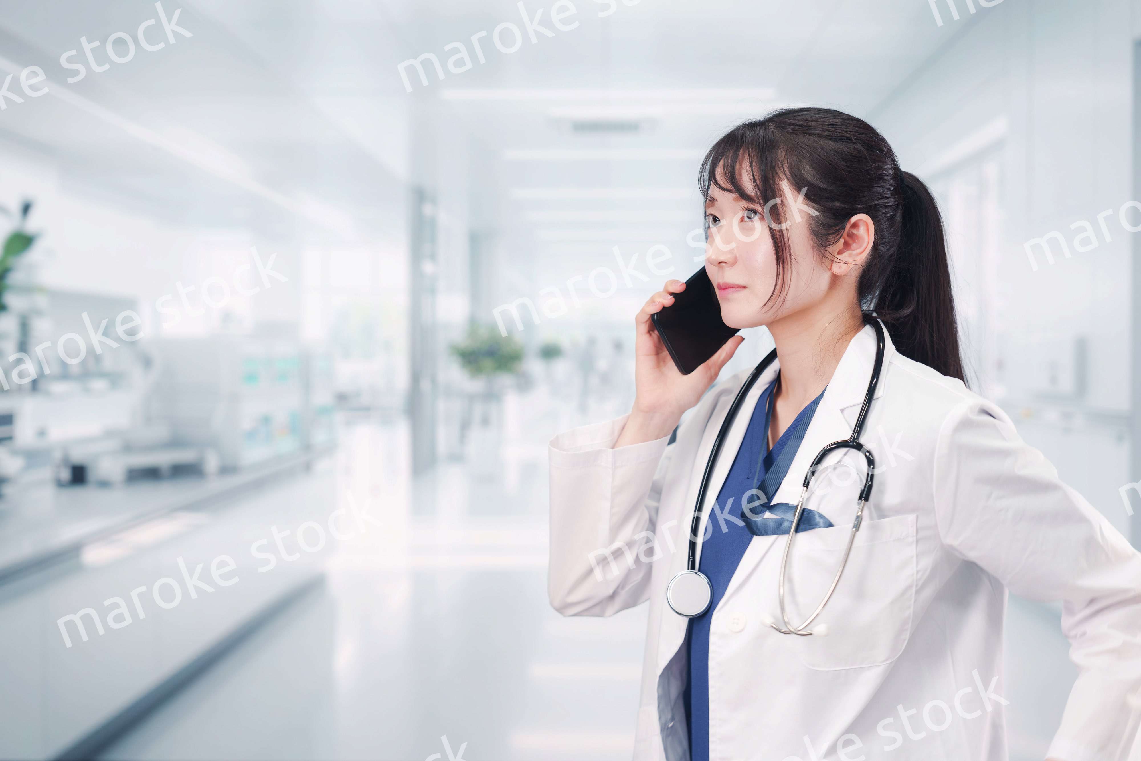 病院で働く若い女性のドクター