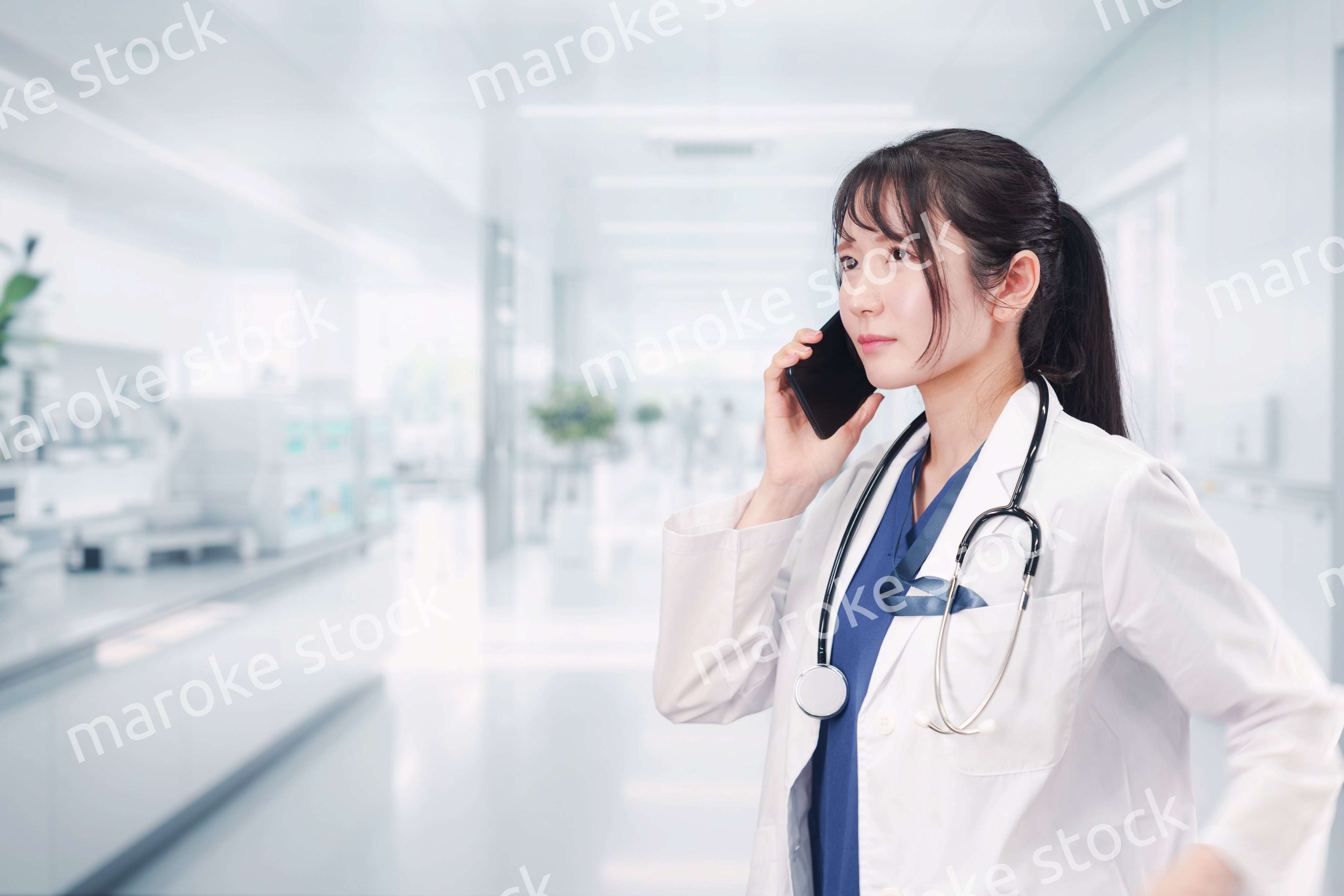 病院で働く若い女性のドクター