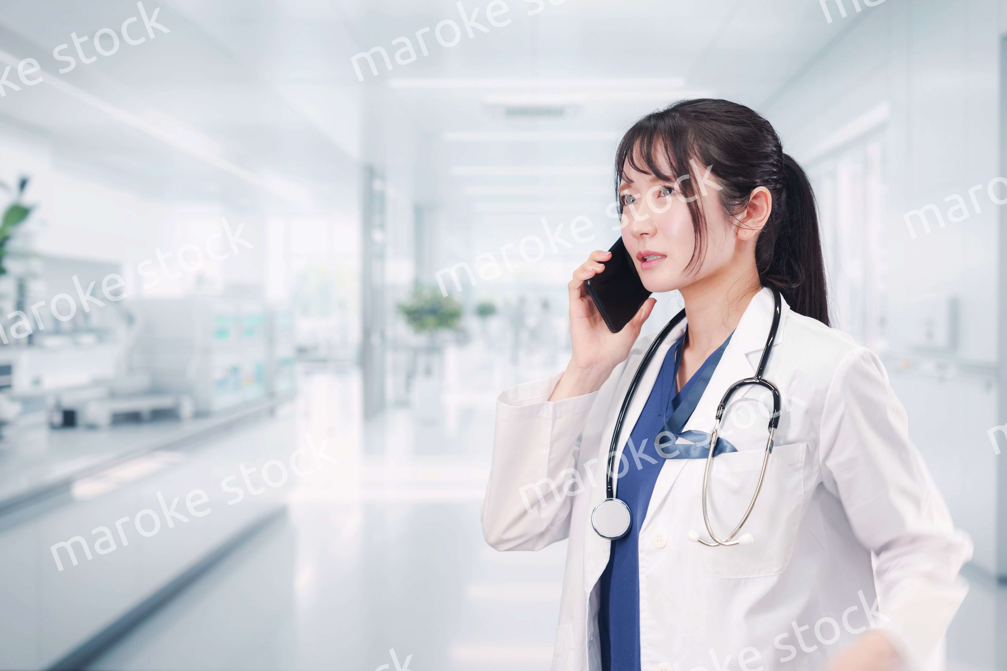 病院で働く若い女性のドクター