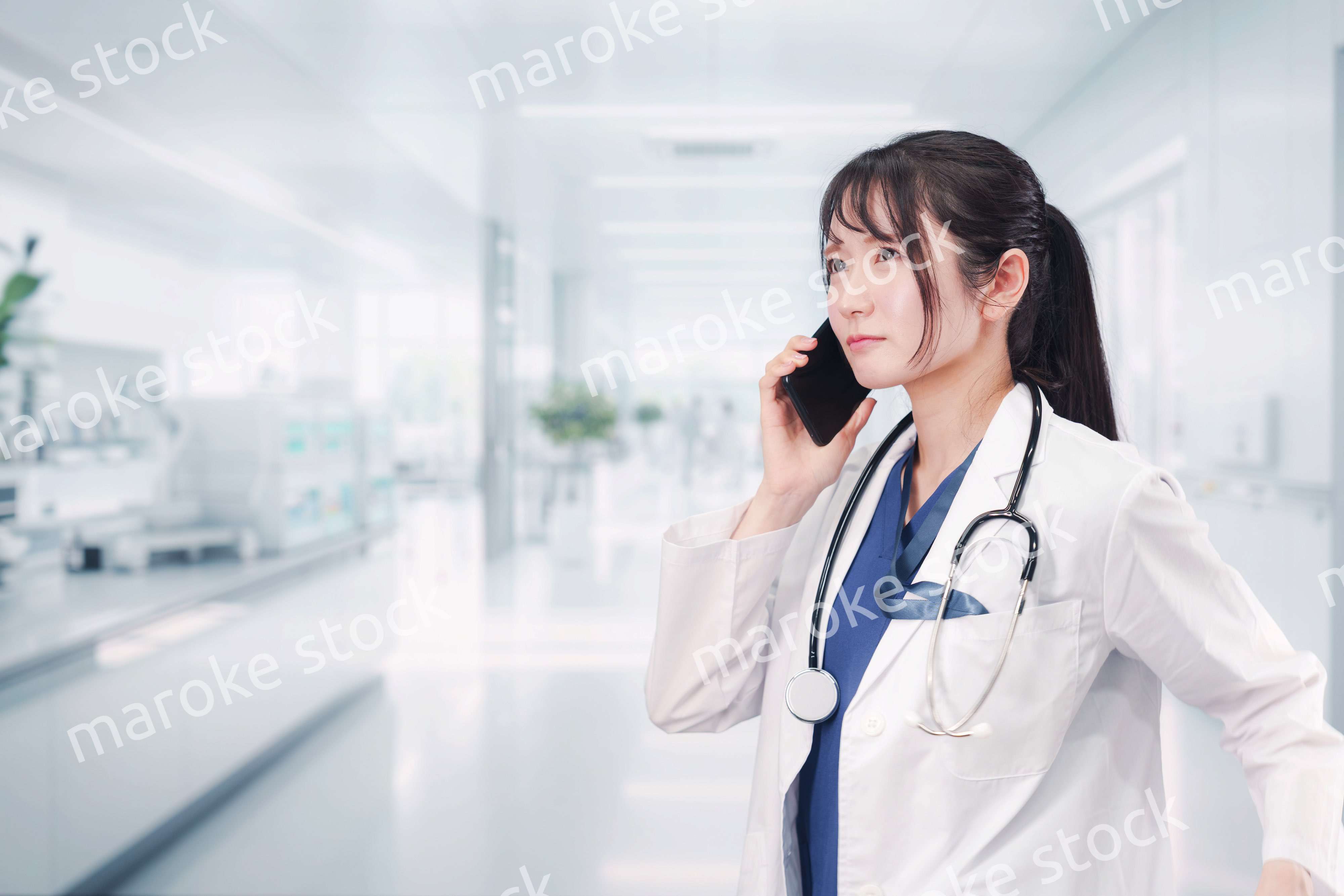 病院で働く若い女性のドクター