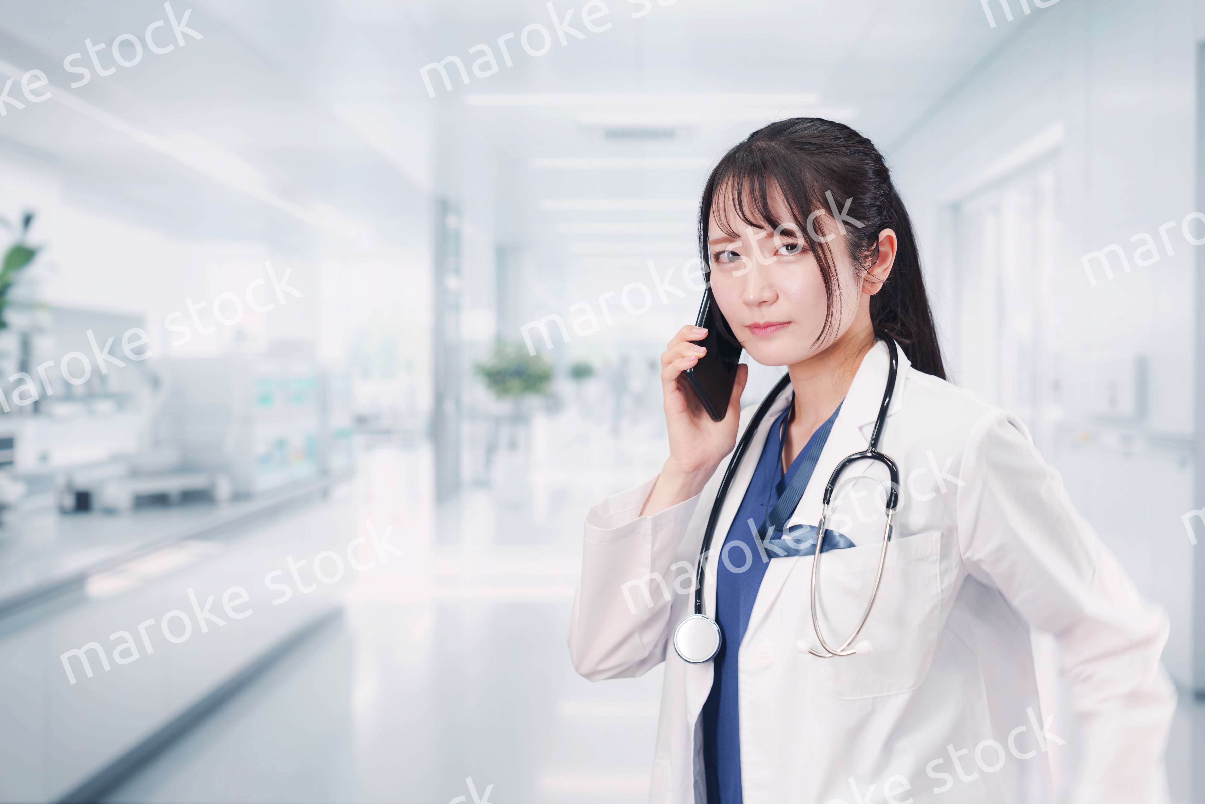 病院で働く若い女性のドクター