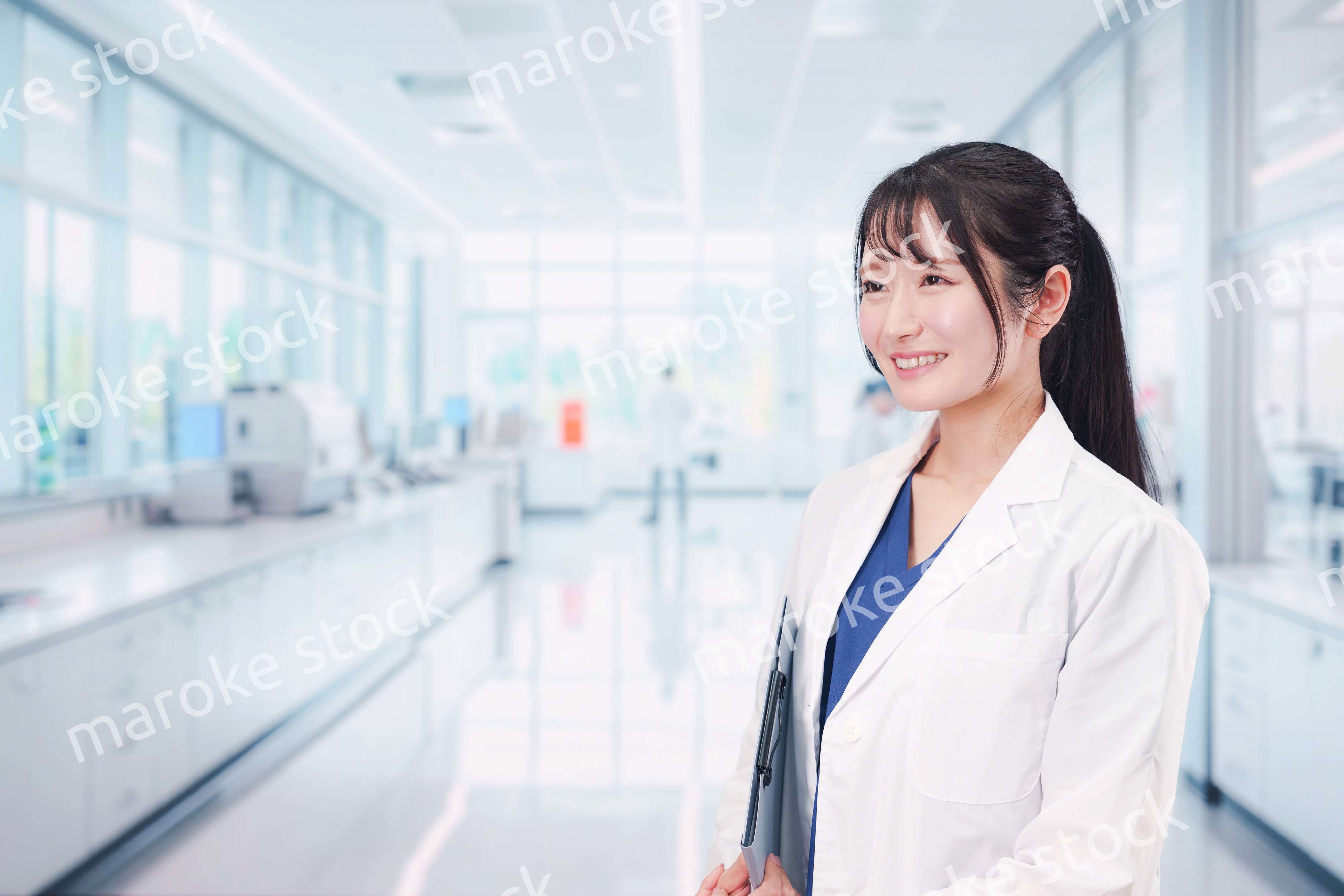 研究室で研究をする若い女性