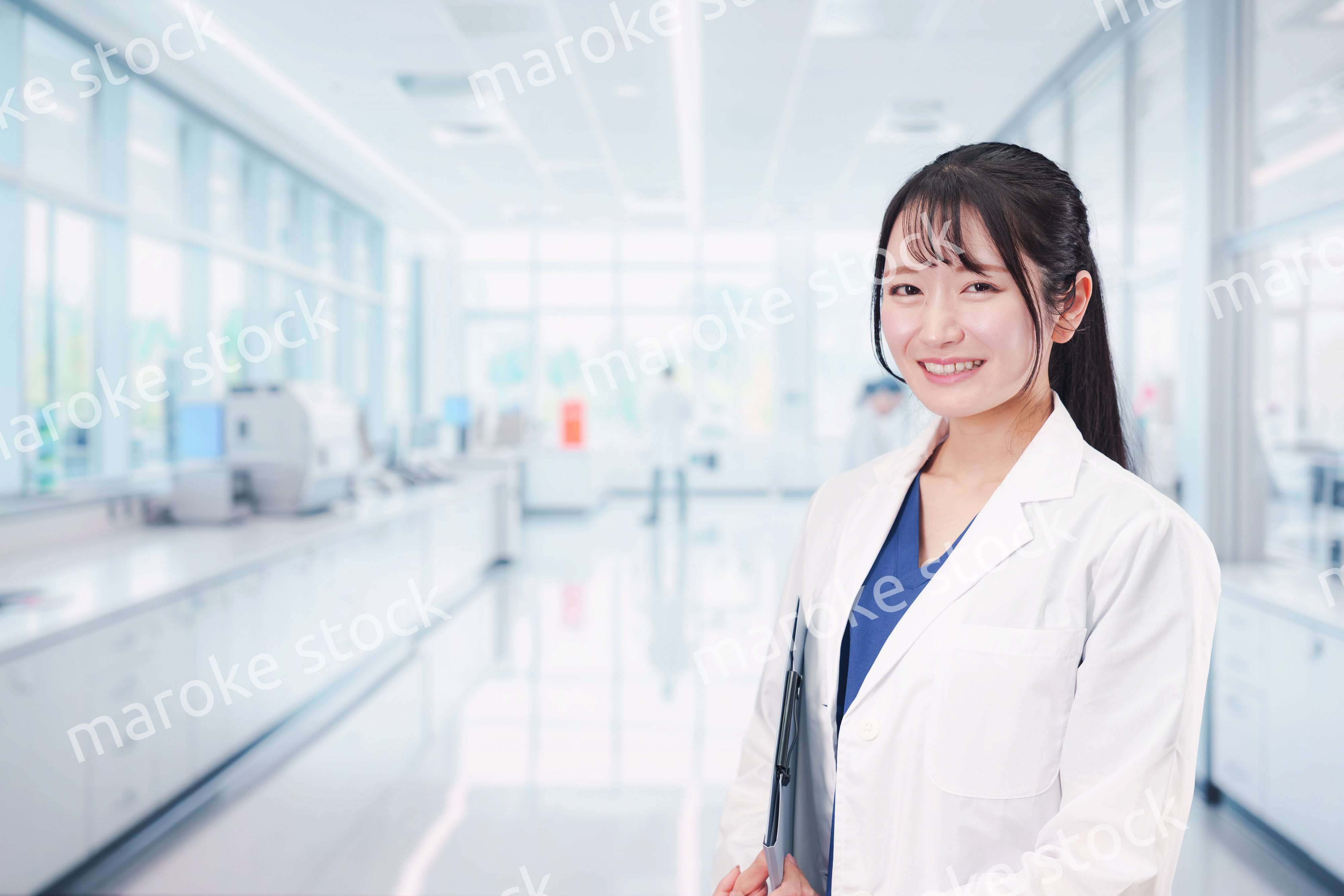 研究室で研究をする若い女性