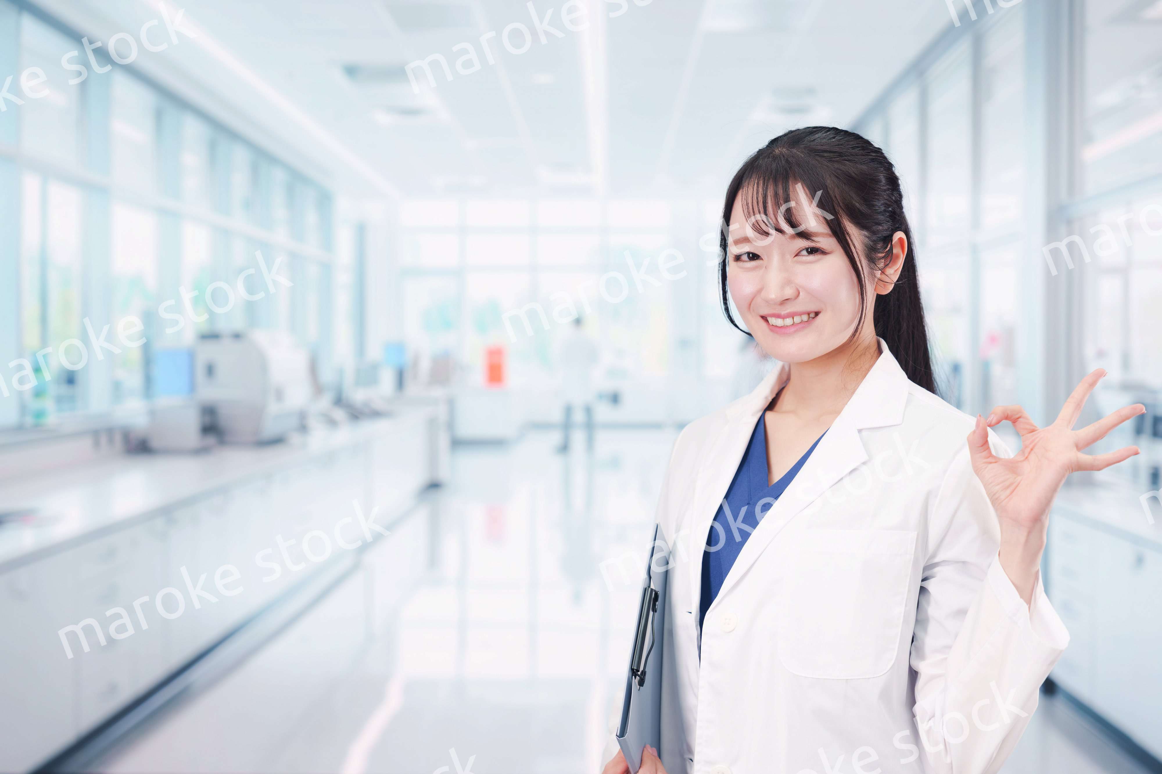 研究室で研究をする若い女性