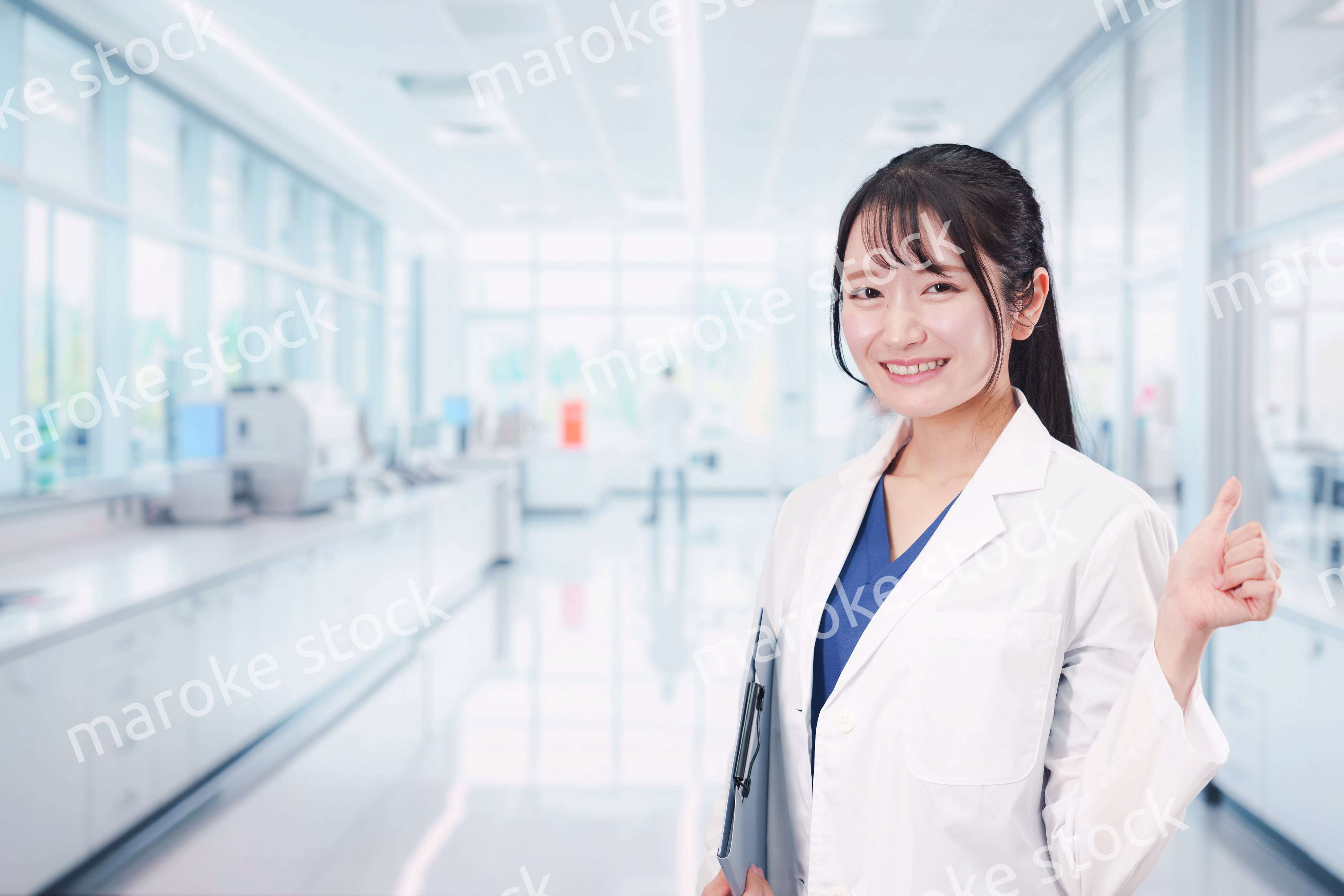 研究室で研究をする若い女性