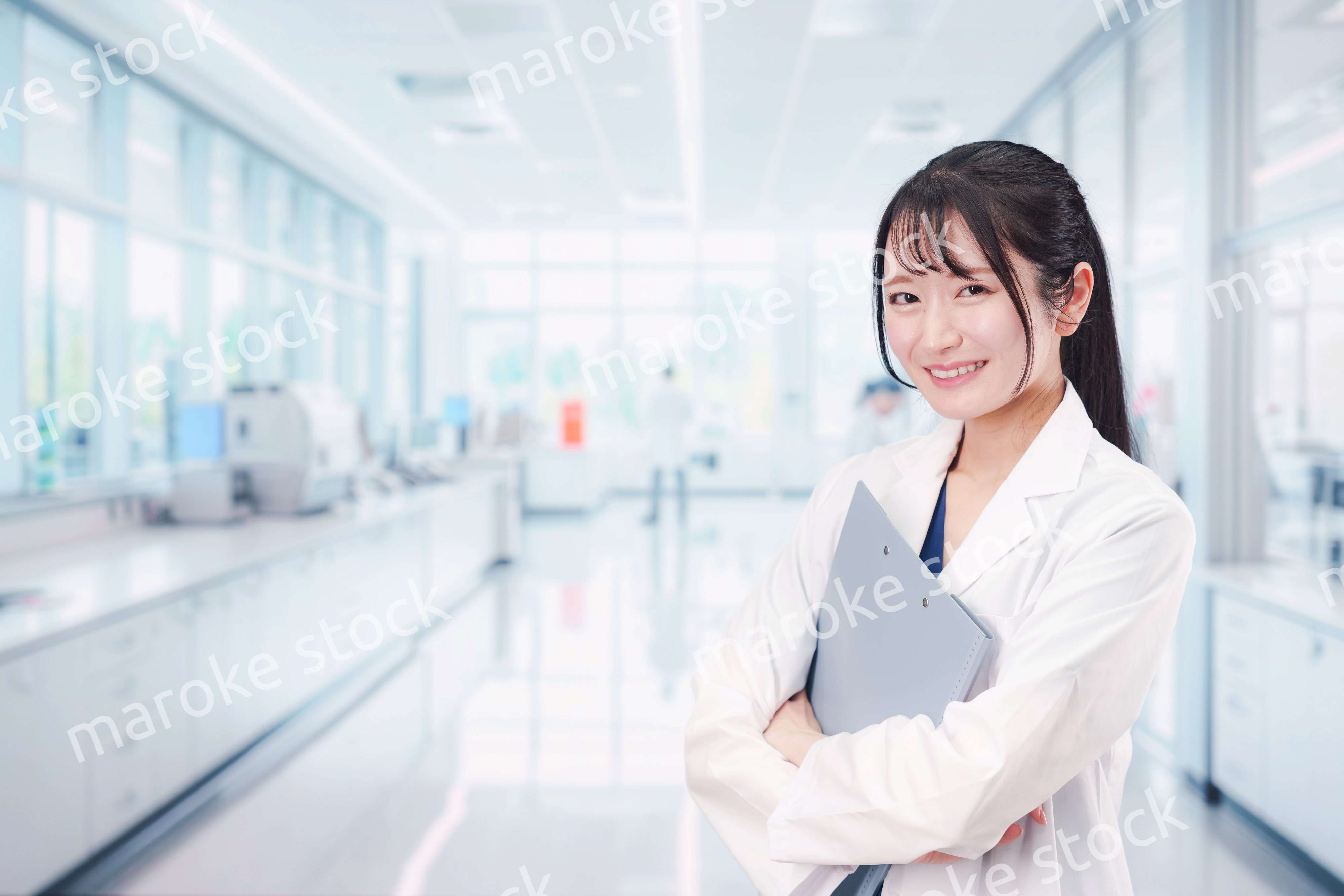 研究室で研究をする若い女性