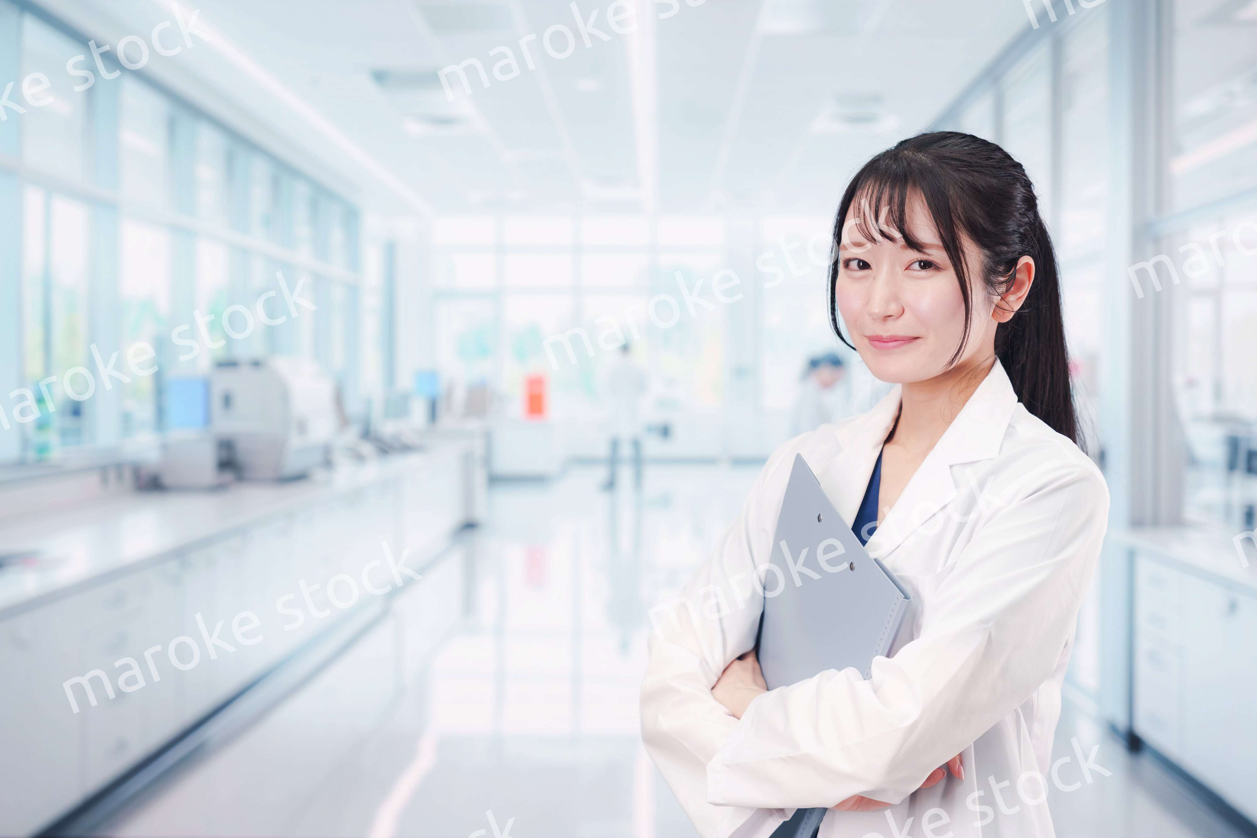 研究室で研究をする若い女性