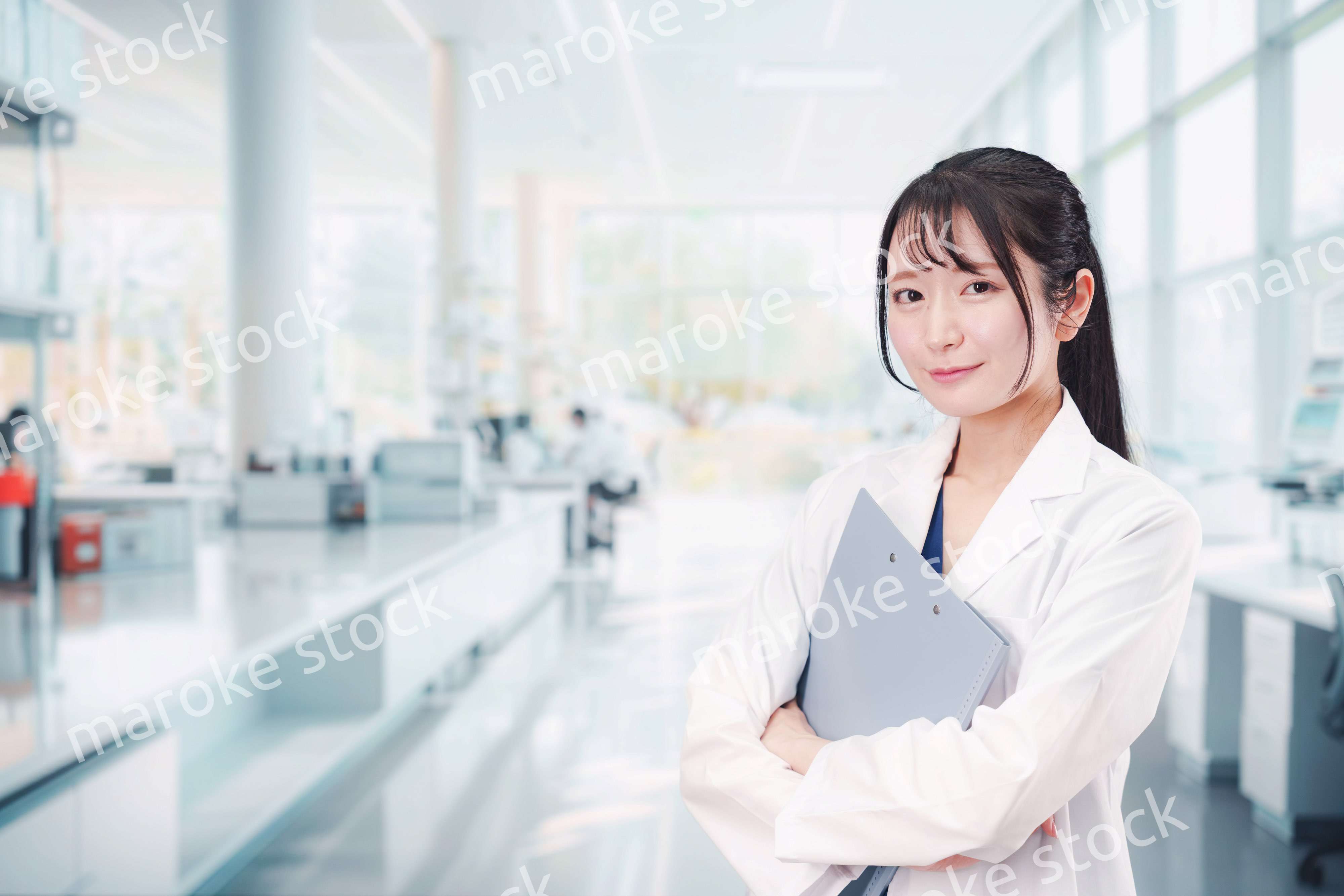 研究室で研究をする若い女性