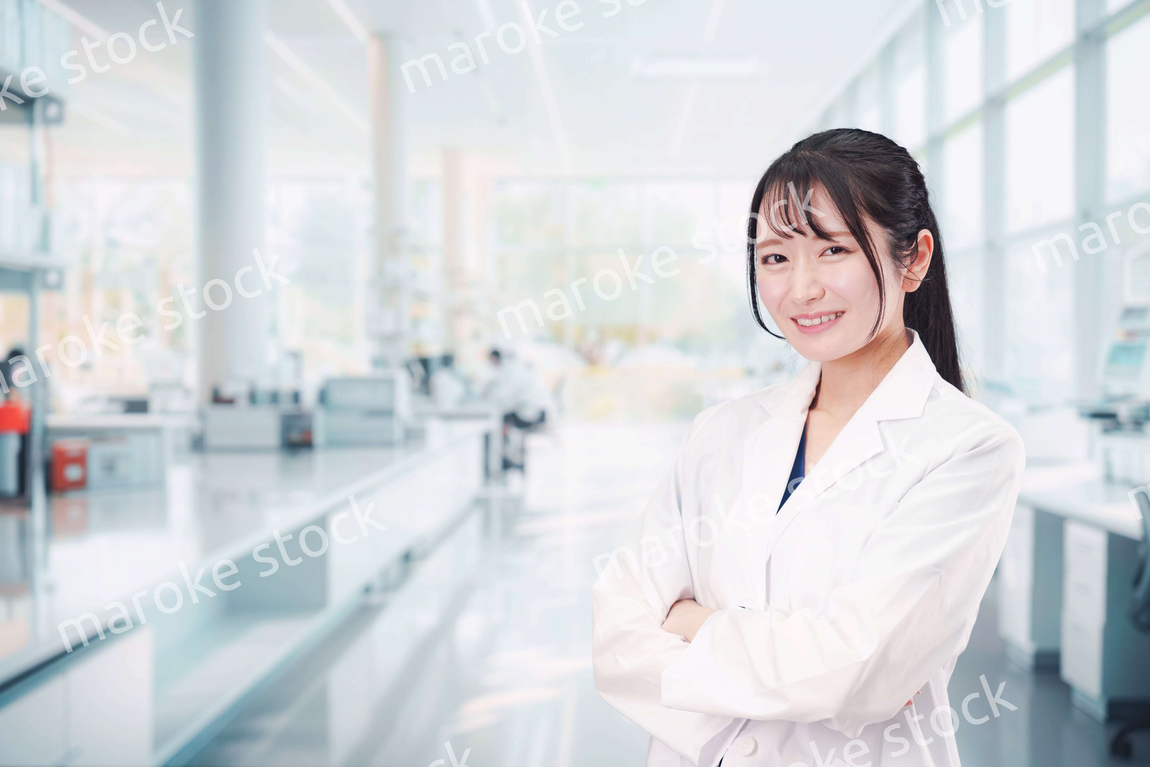 研究室で研究をする若い女性