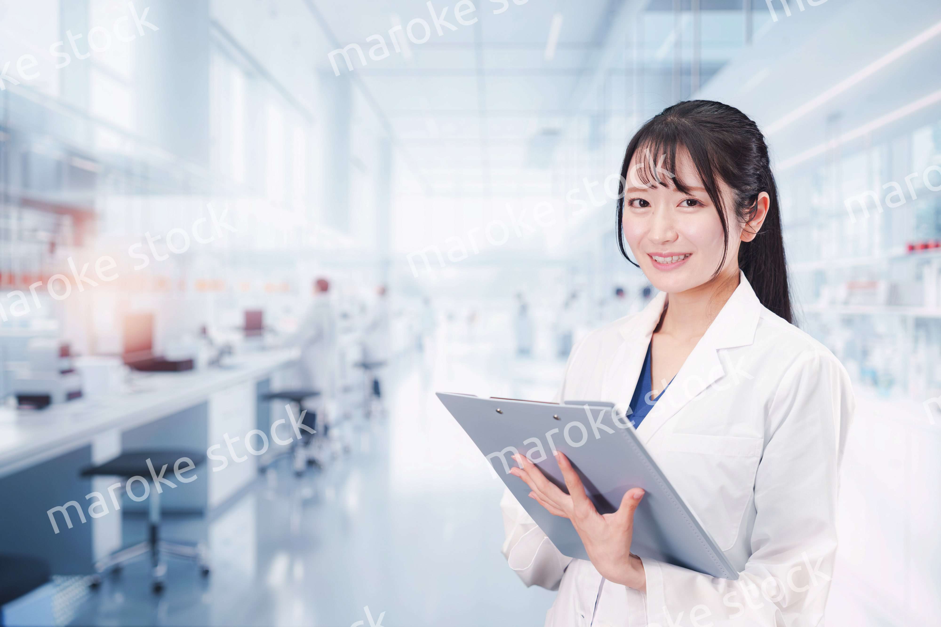 研究室で研究をする若い女性