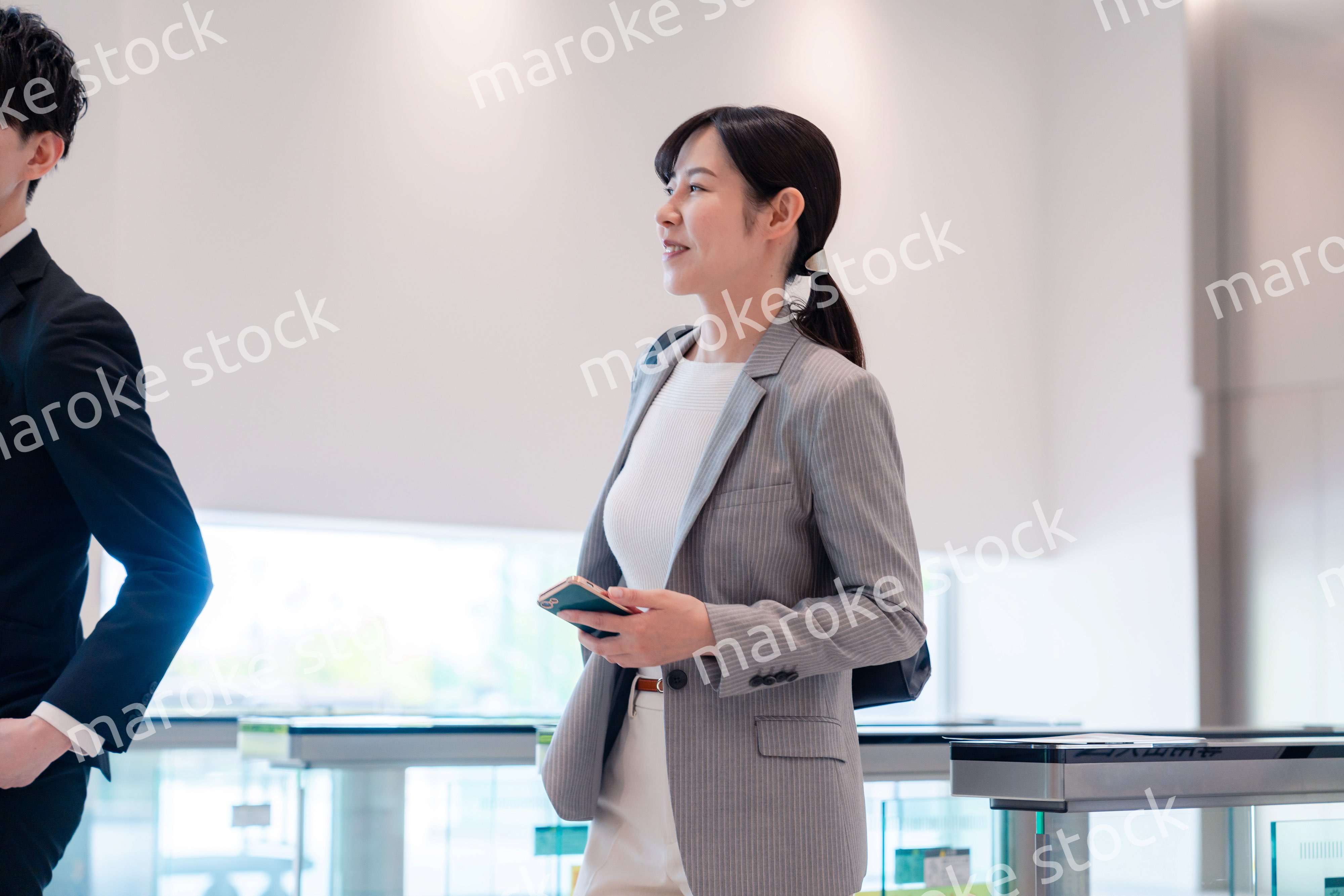 忙しく働くキャリアウーマン