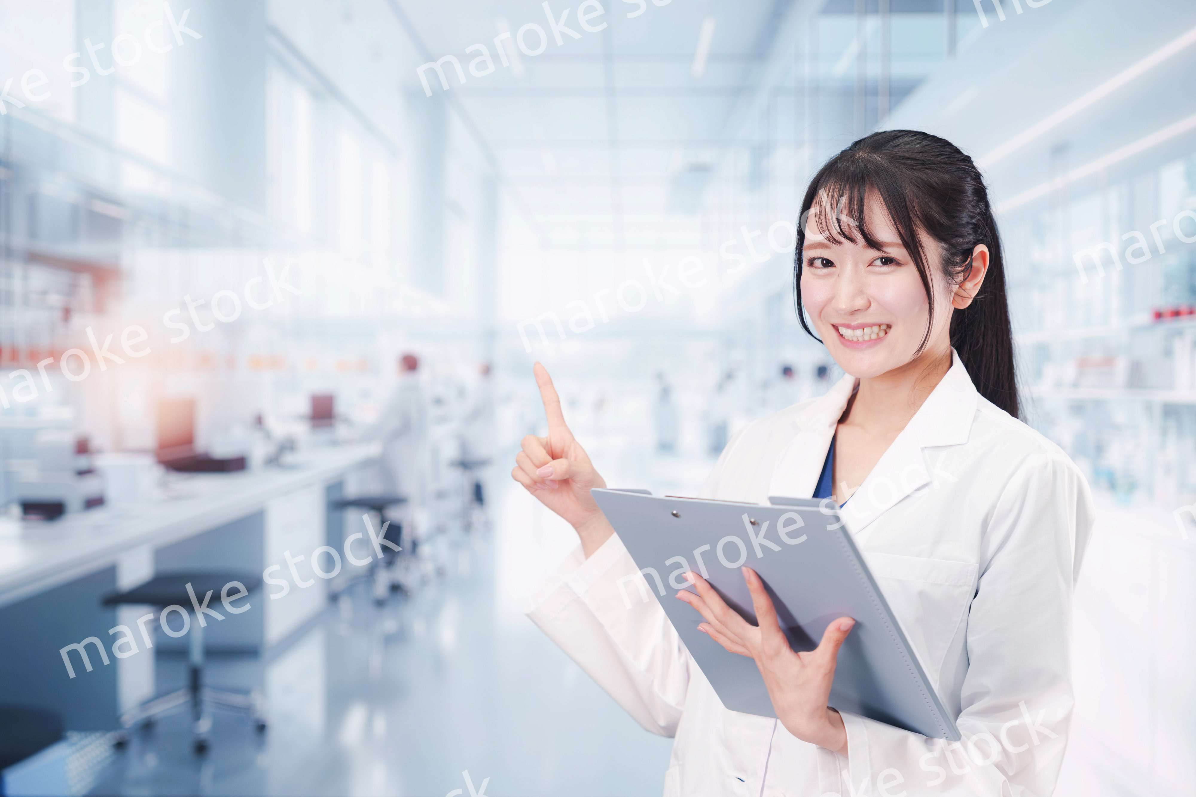 研究室で研究をする若い女性