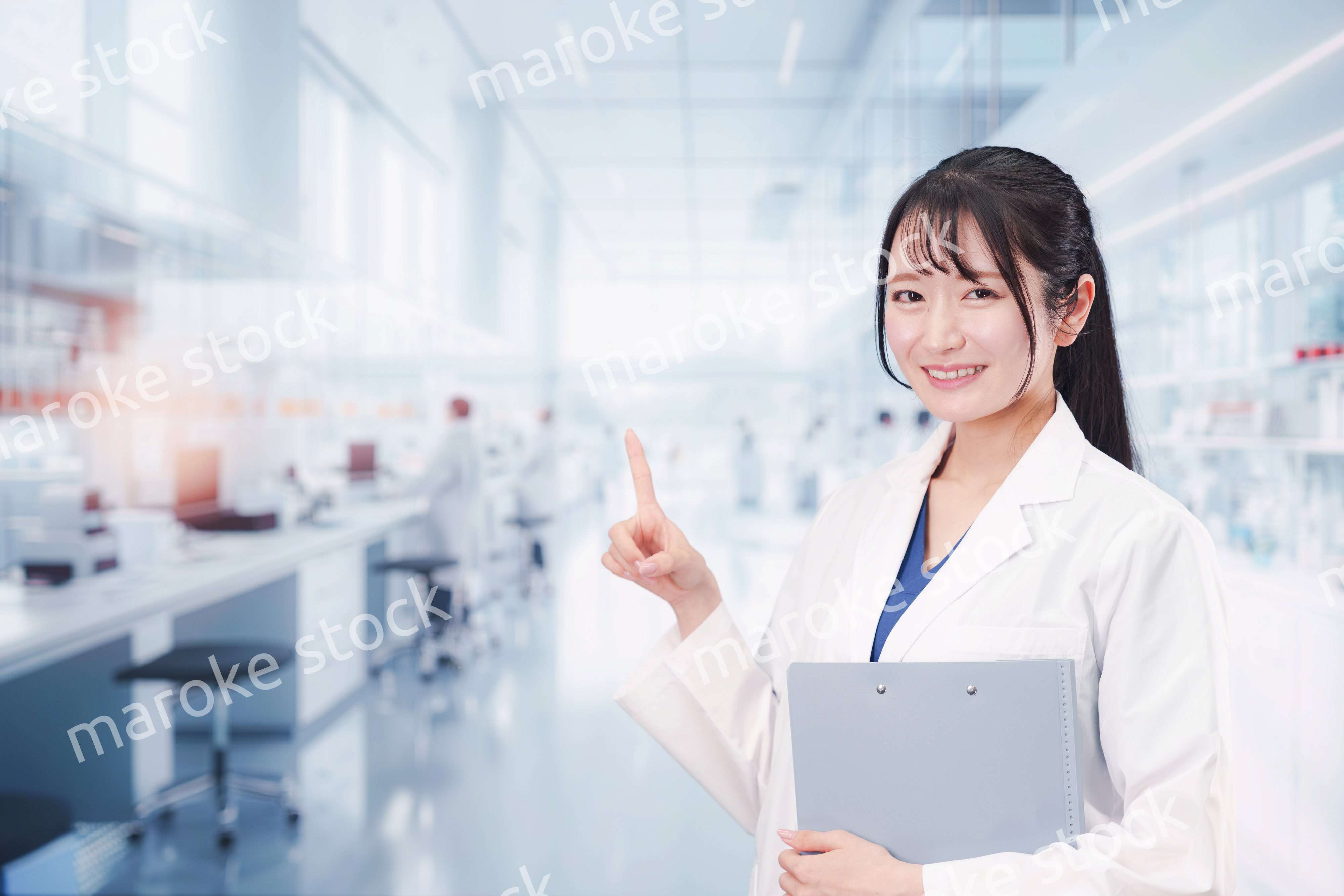 研究室で研究をする若い女性