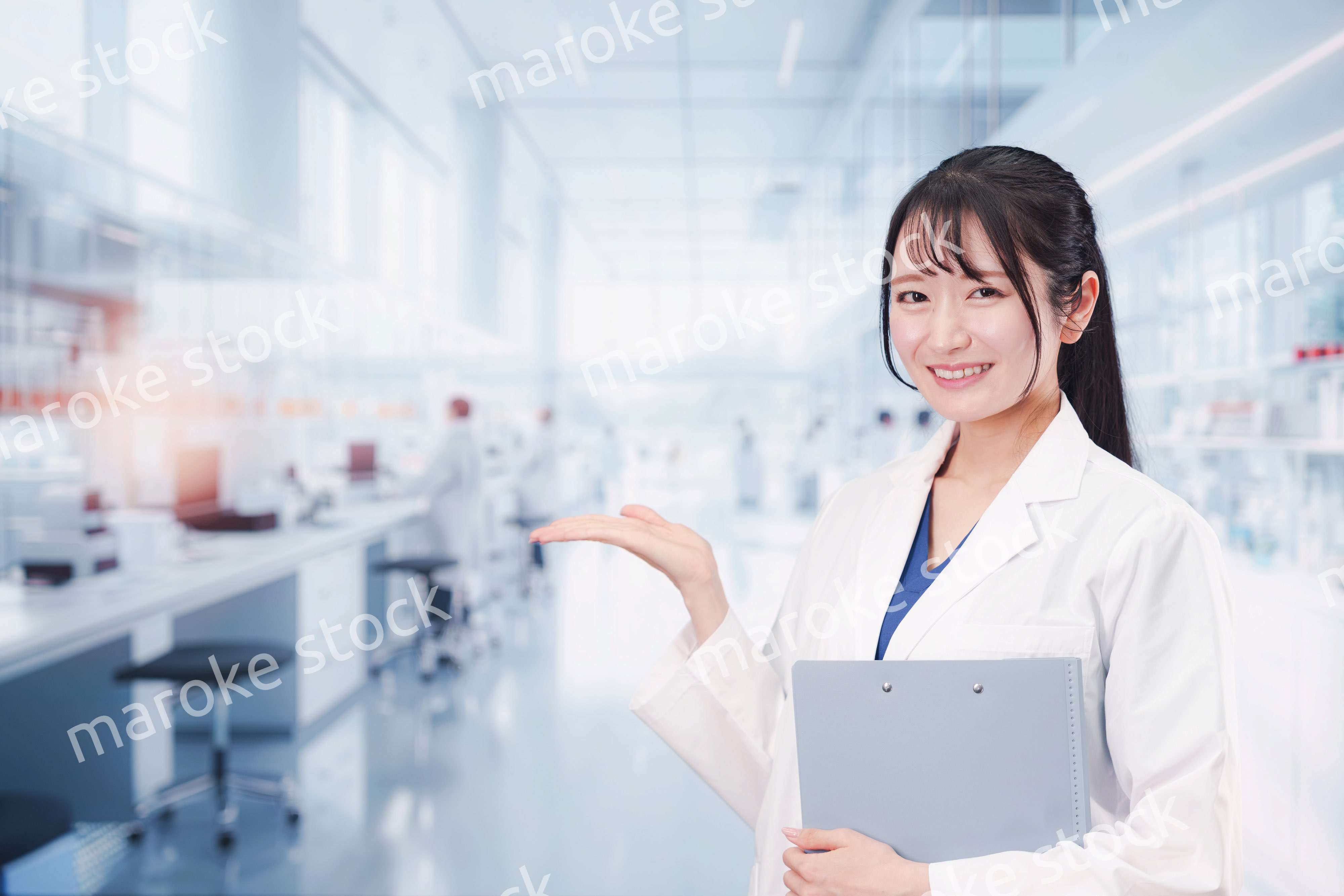 研究室で研究をする若い女性