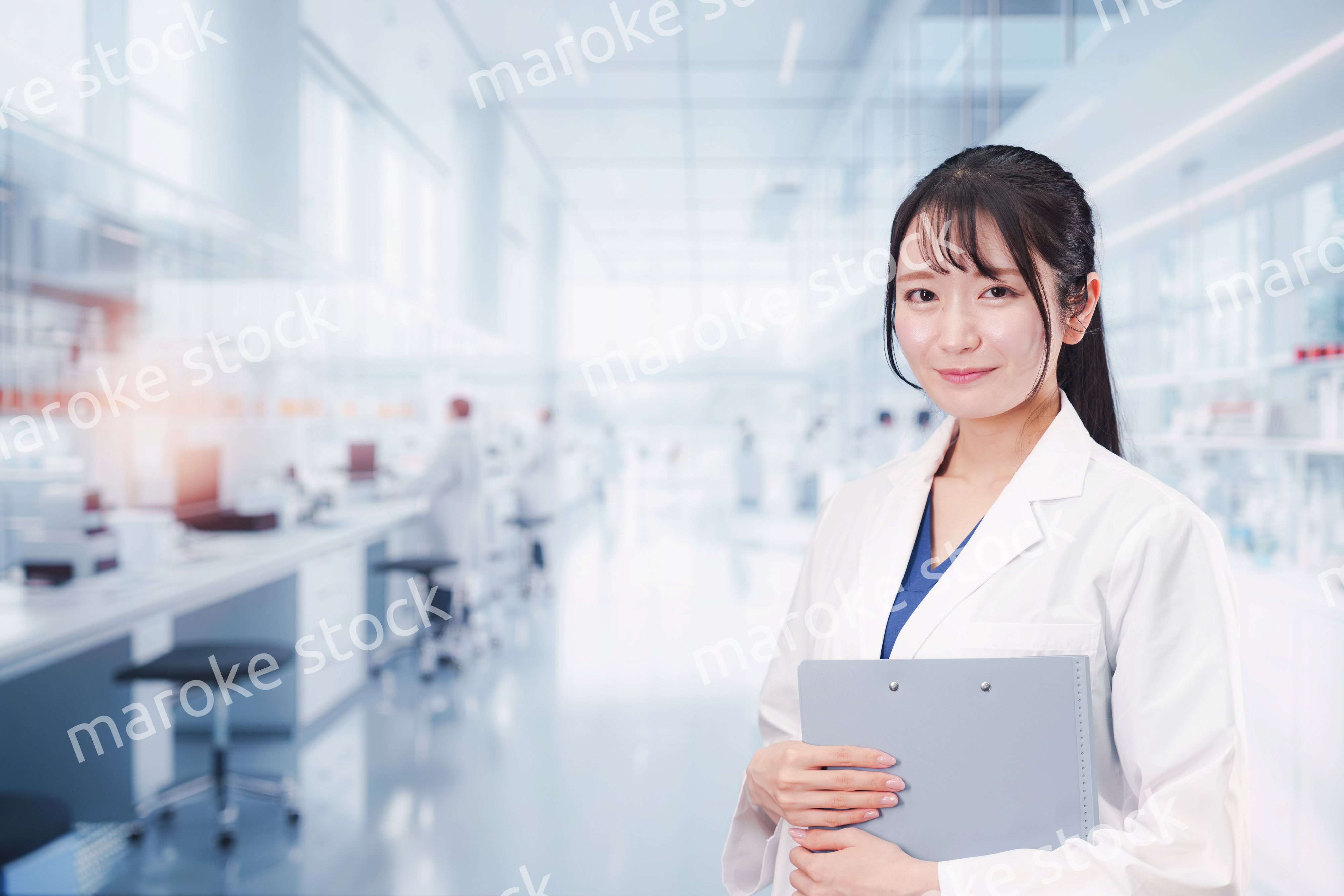 研究室で研究をする若い女性