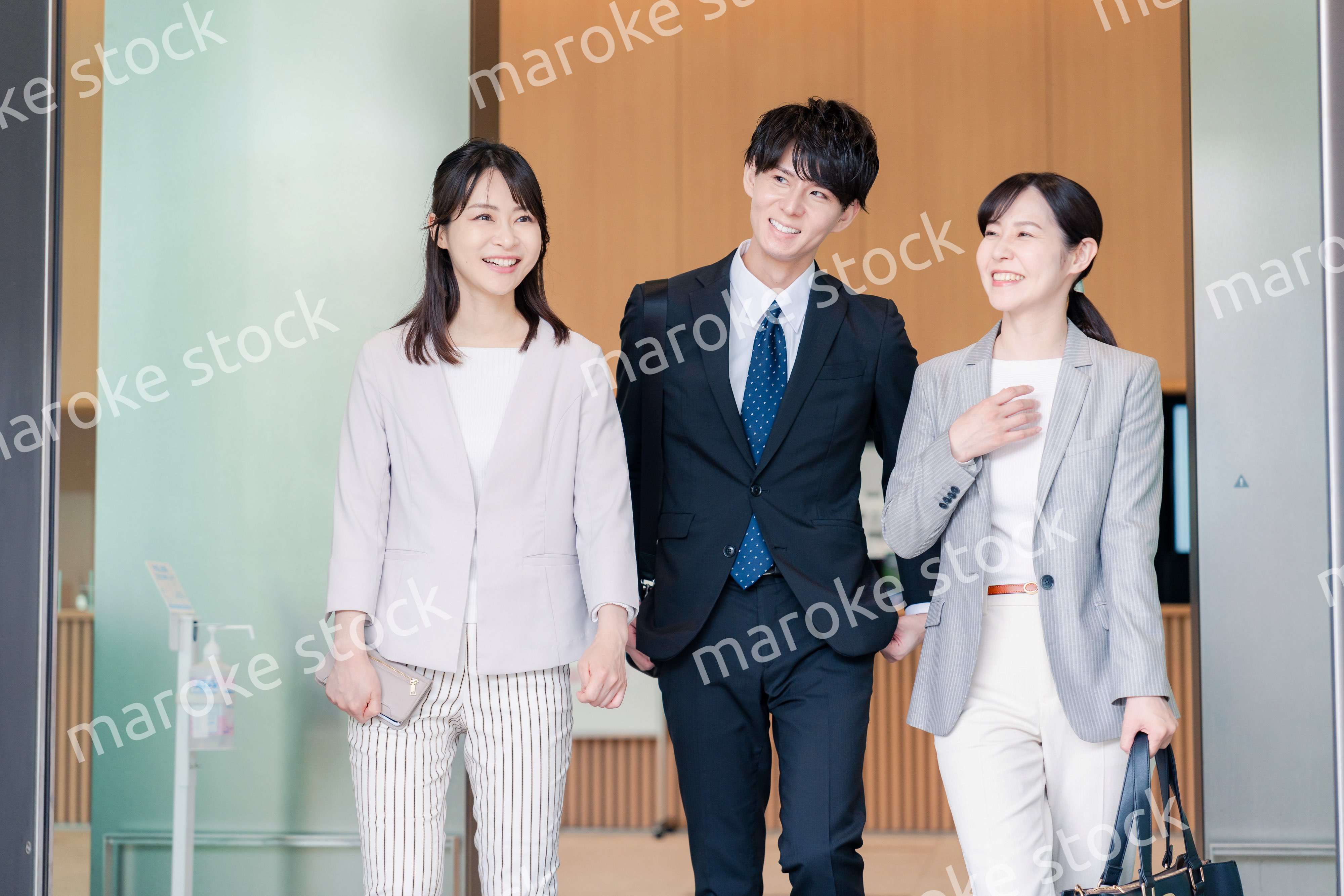 昼休みにランチを食べに行くオフィスワーカー