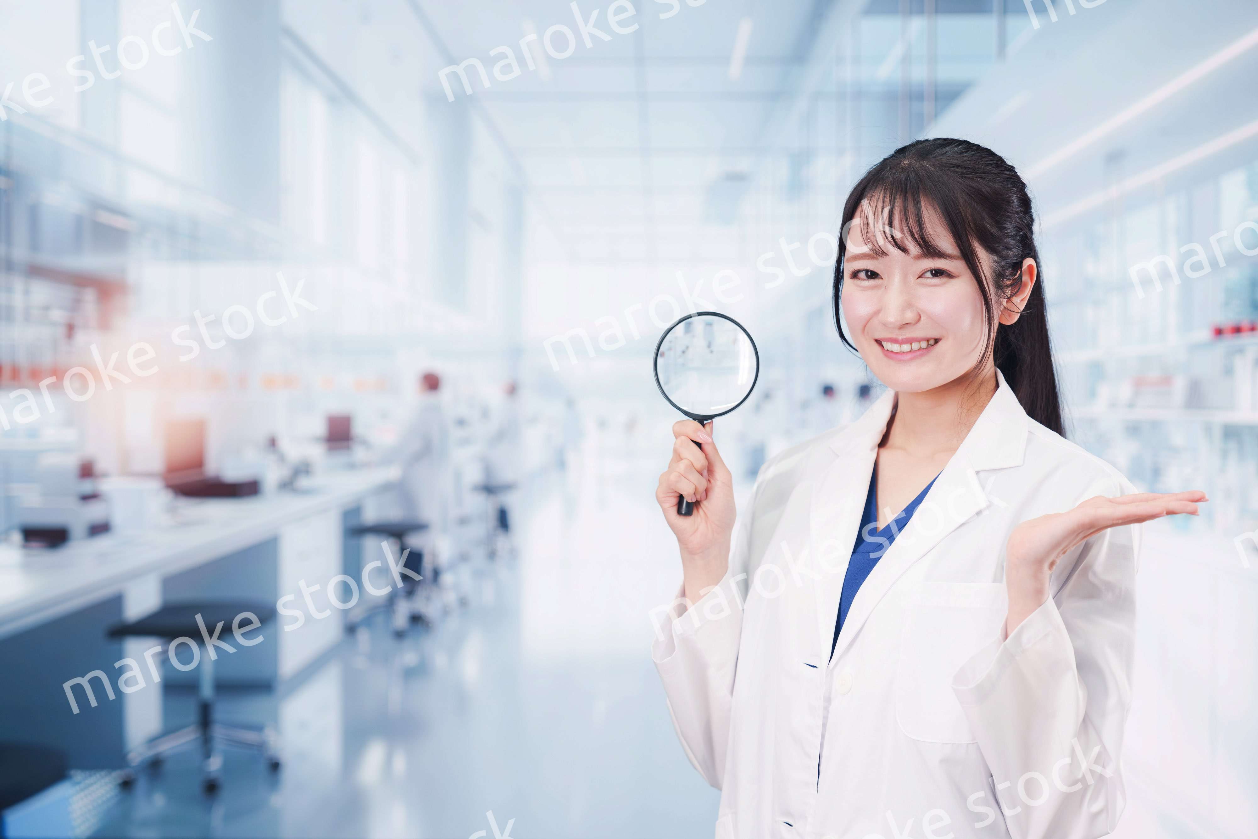 ルーペを持つ若い女性の研究者