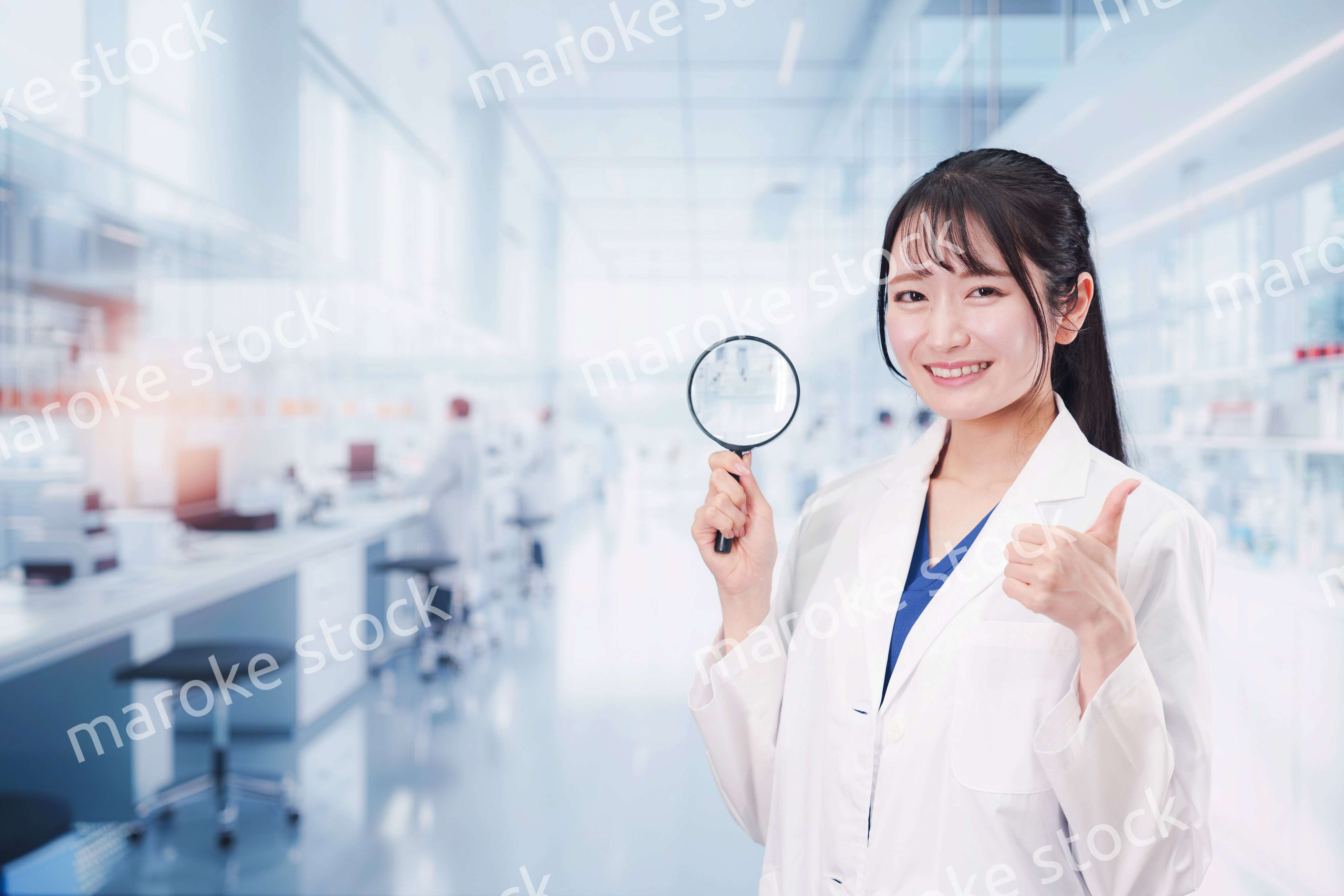 ルーペを持つ若い女性の研究者