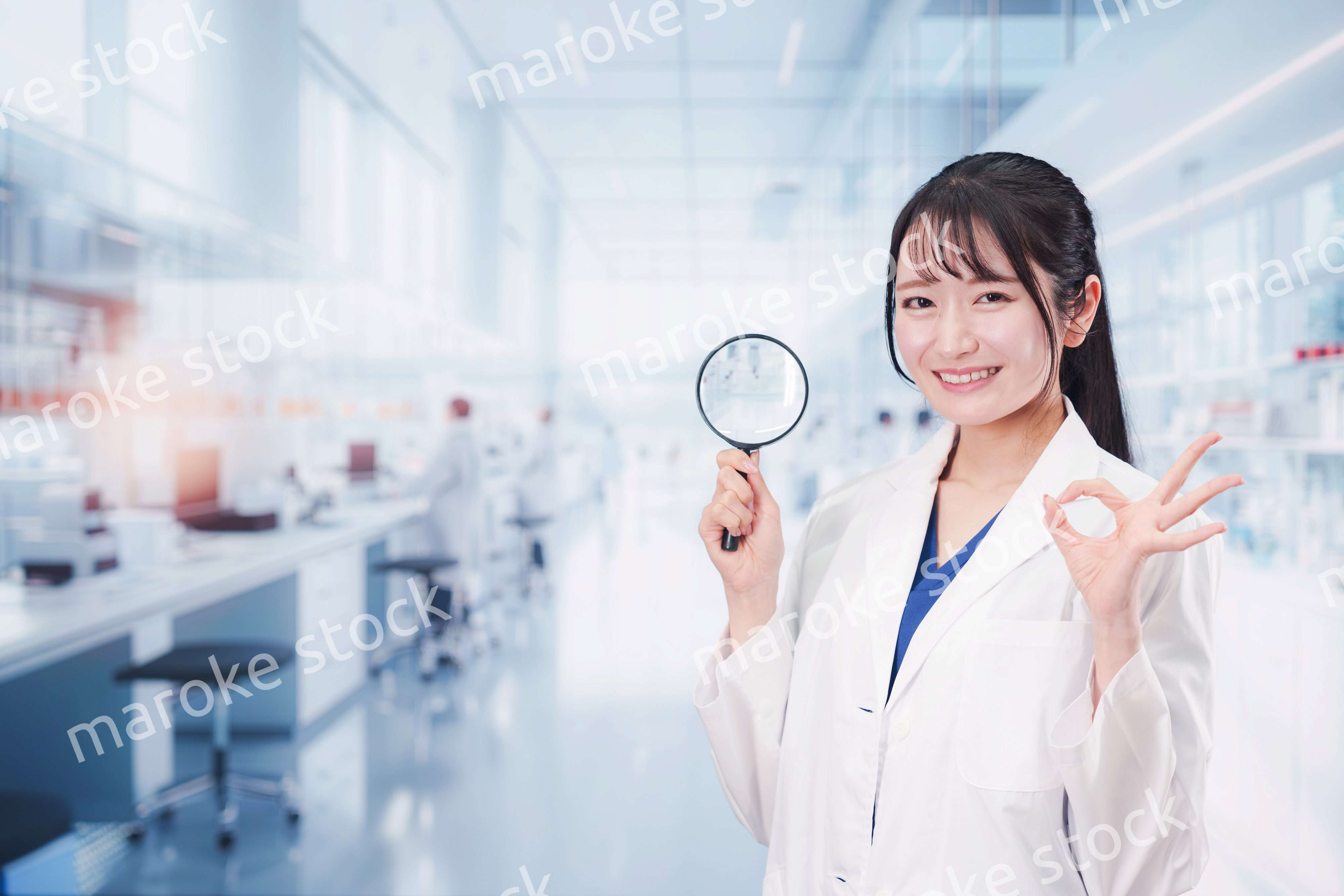 ルーペを持つ若い女性の研究者