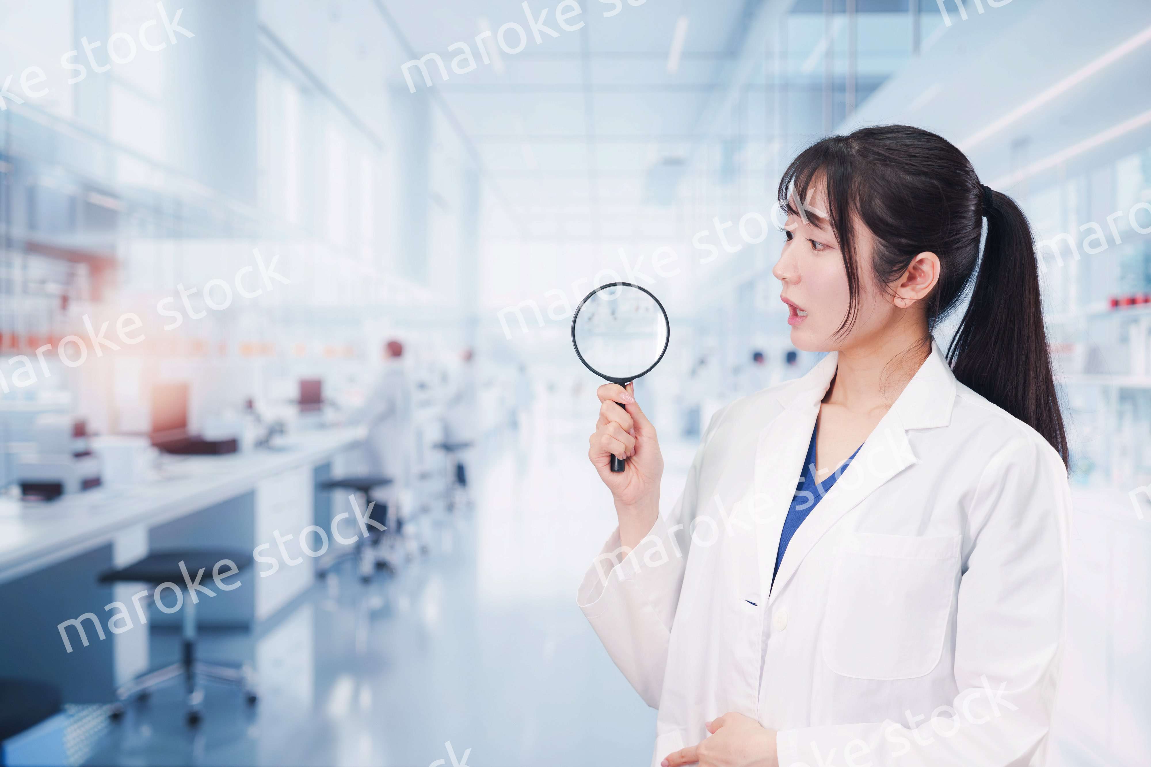 ルーペを持つ若い女性の研究者