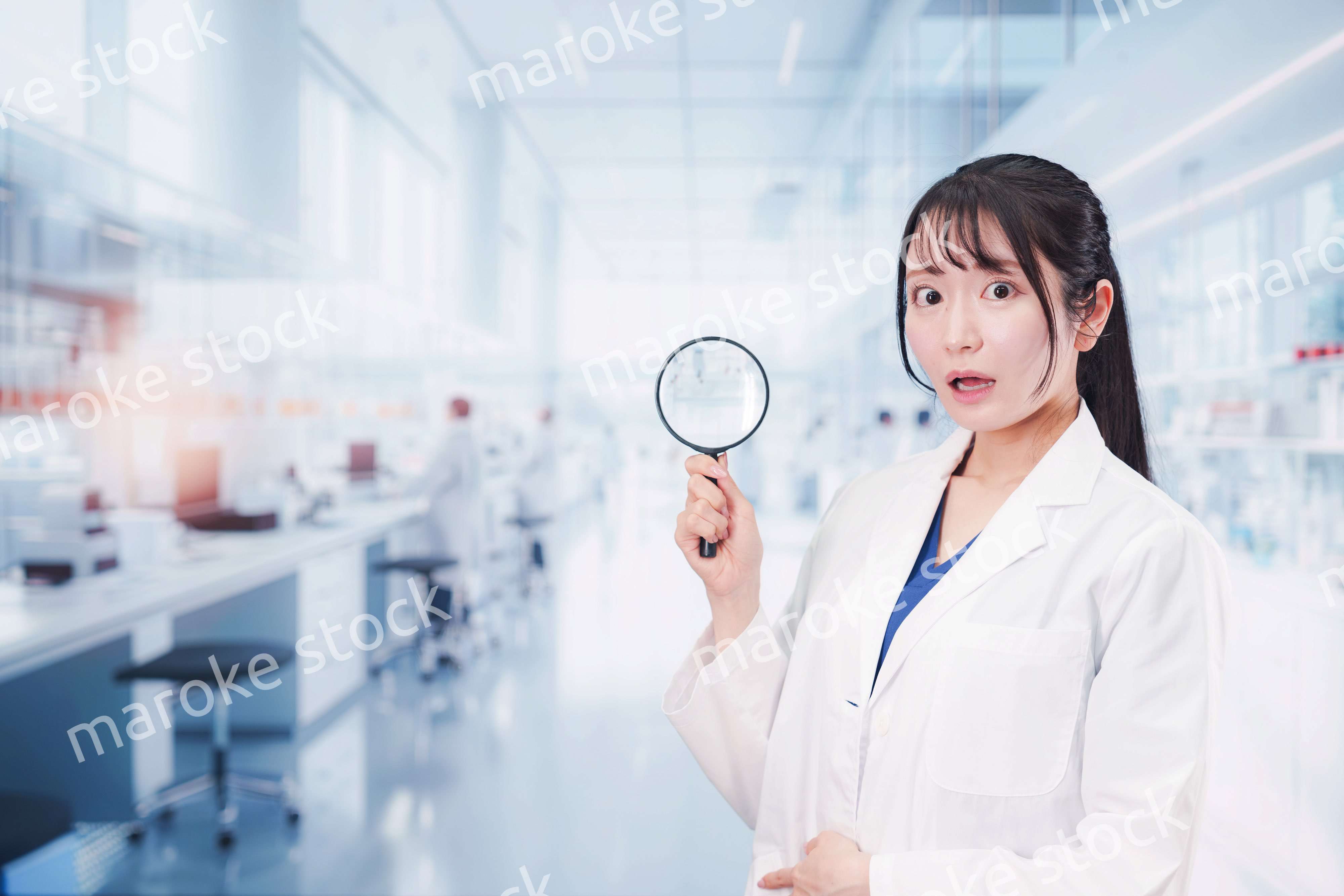 ルーペを持つ若い女性の研究者