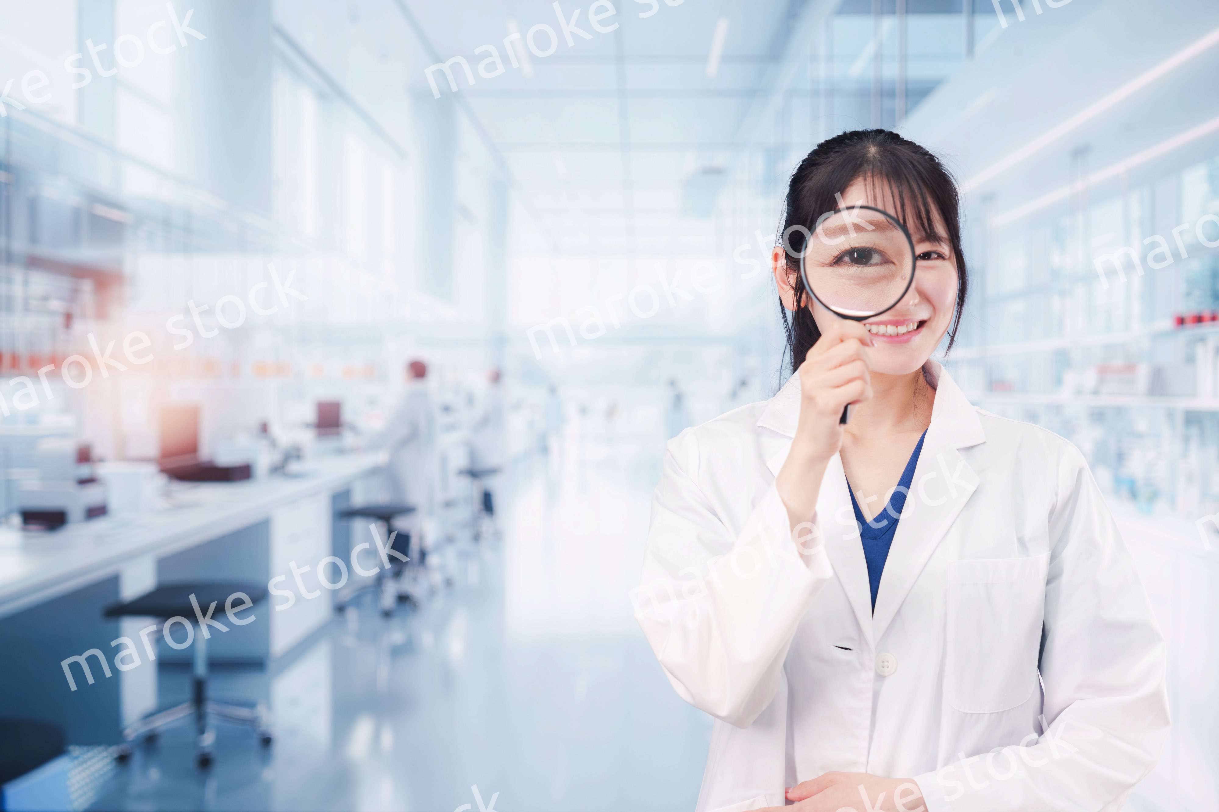 ルーペを持つ若い女性の研究者