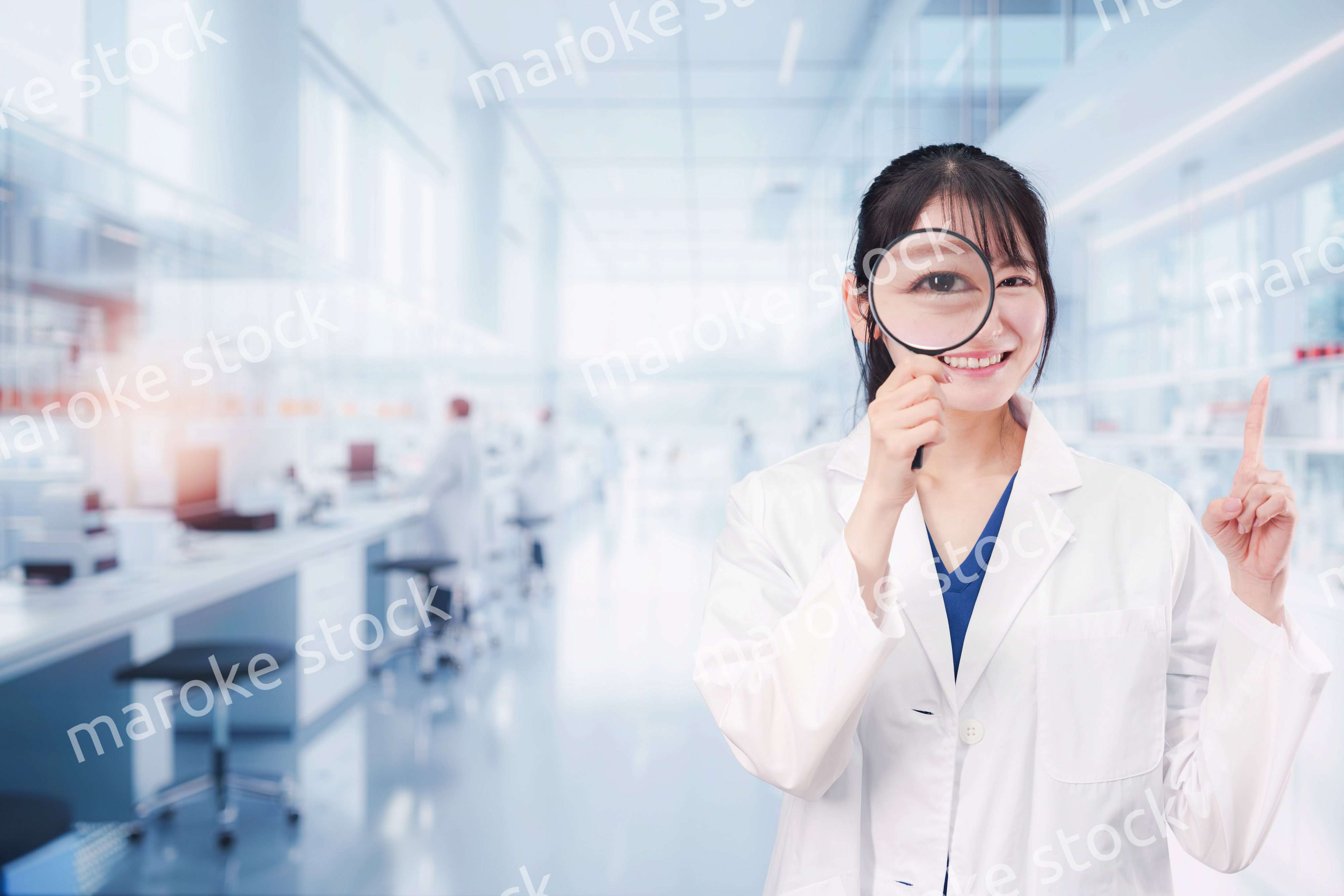 ルーペを持つ若い女性の研究者