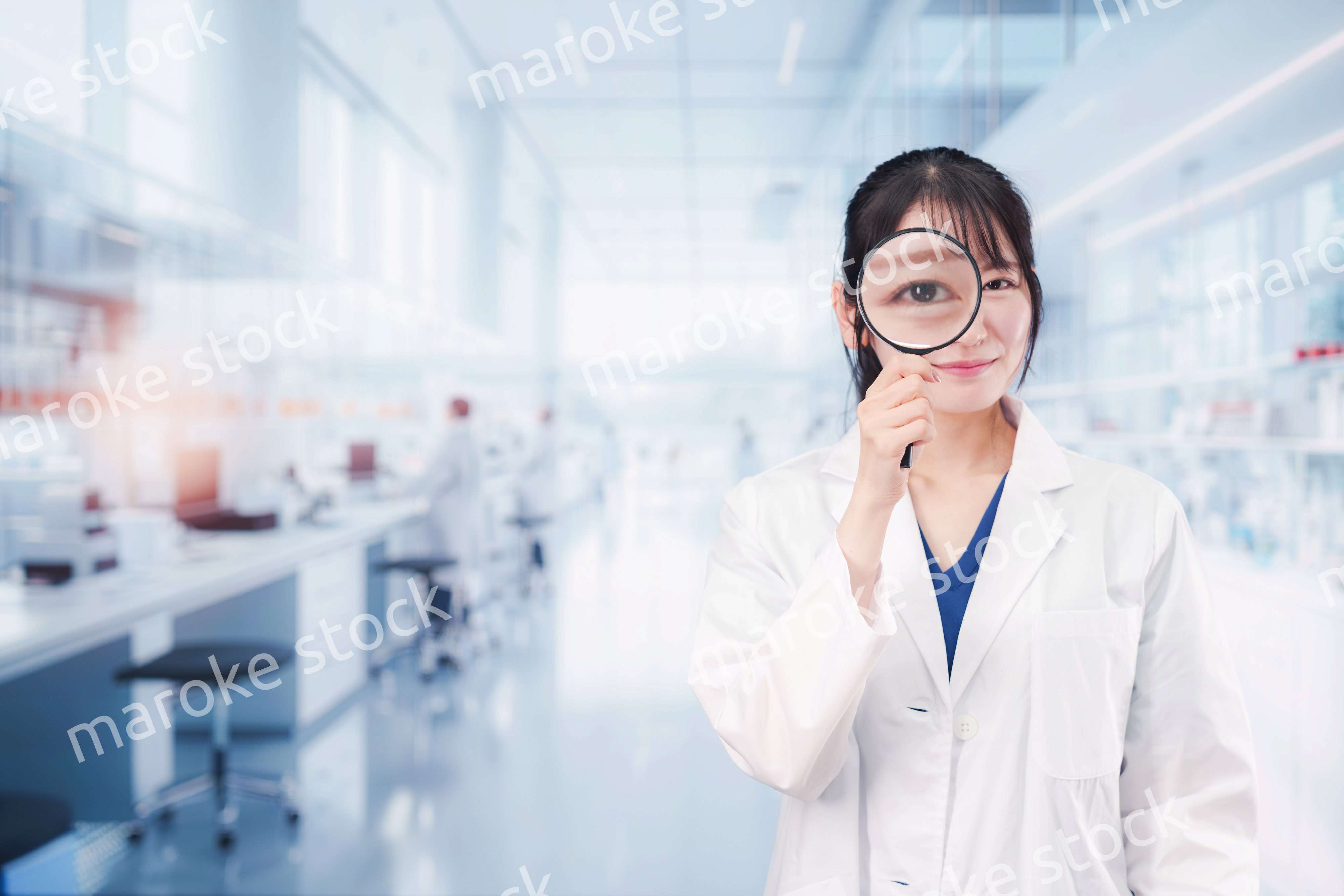 ルーペを持つ若い女性の研究者