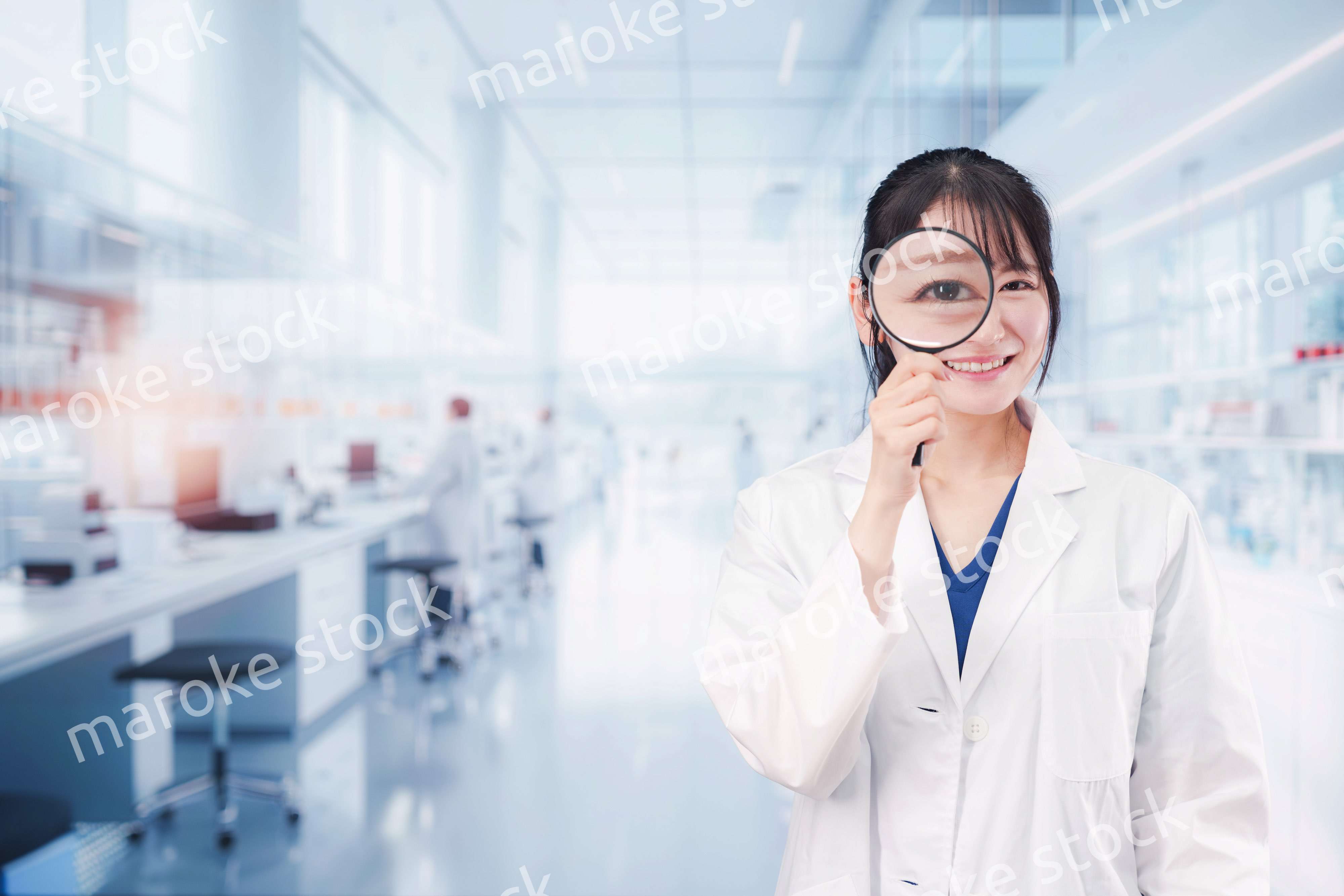 ルーペを持つ若い女性の研究者