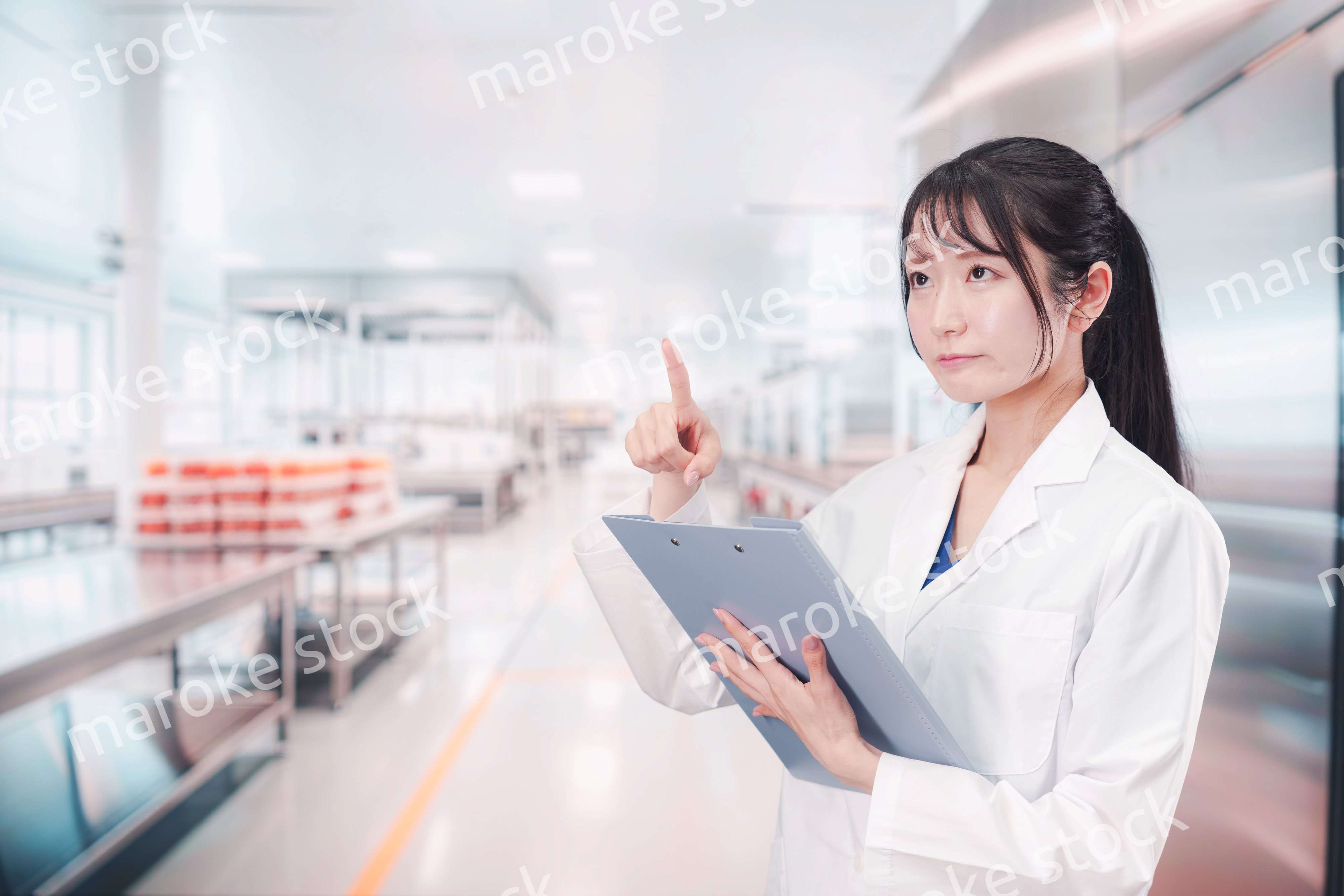 食品メーカーで働く若い女性