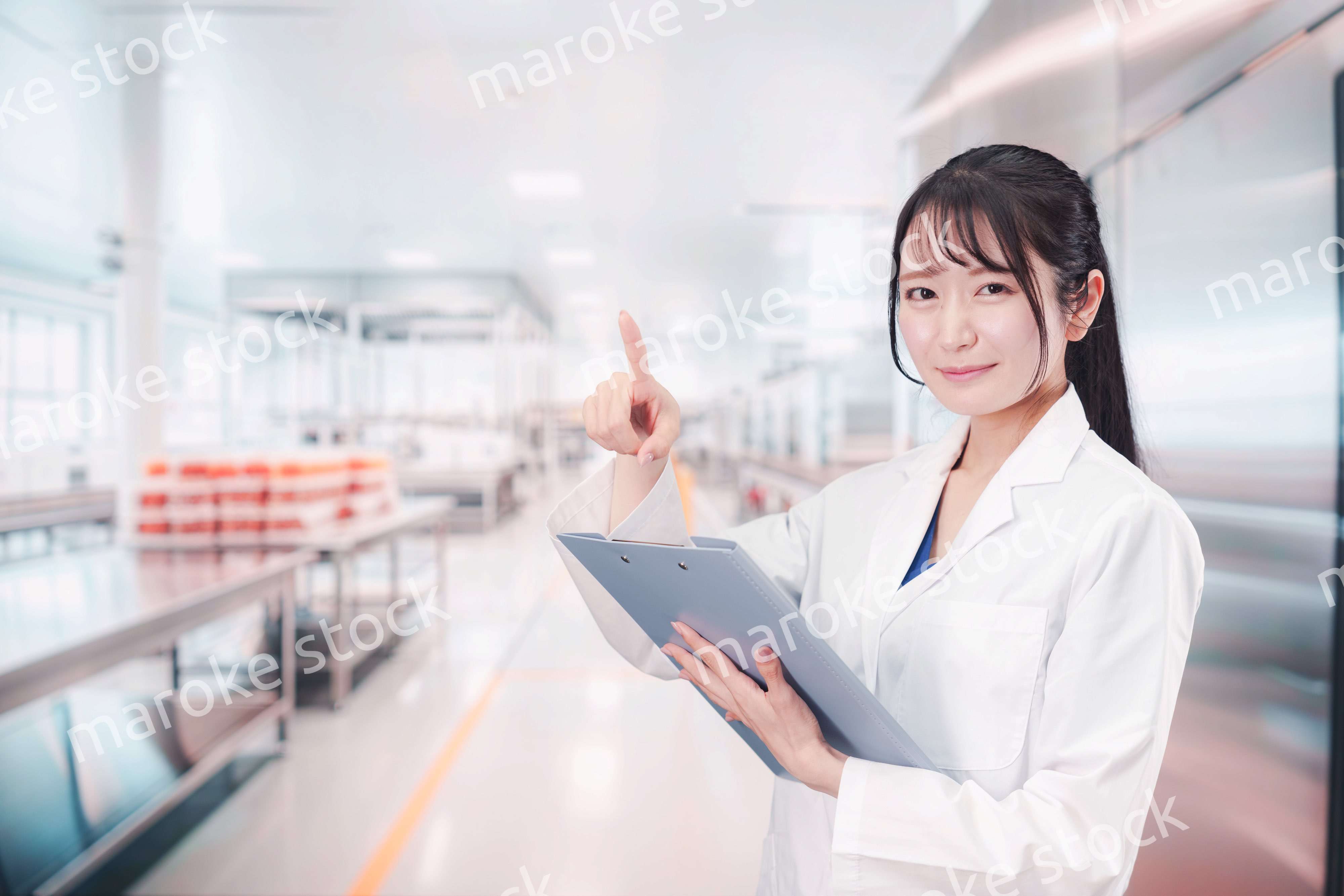 食品メーカーで働く若い女性