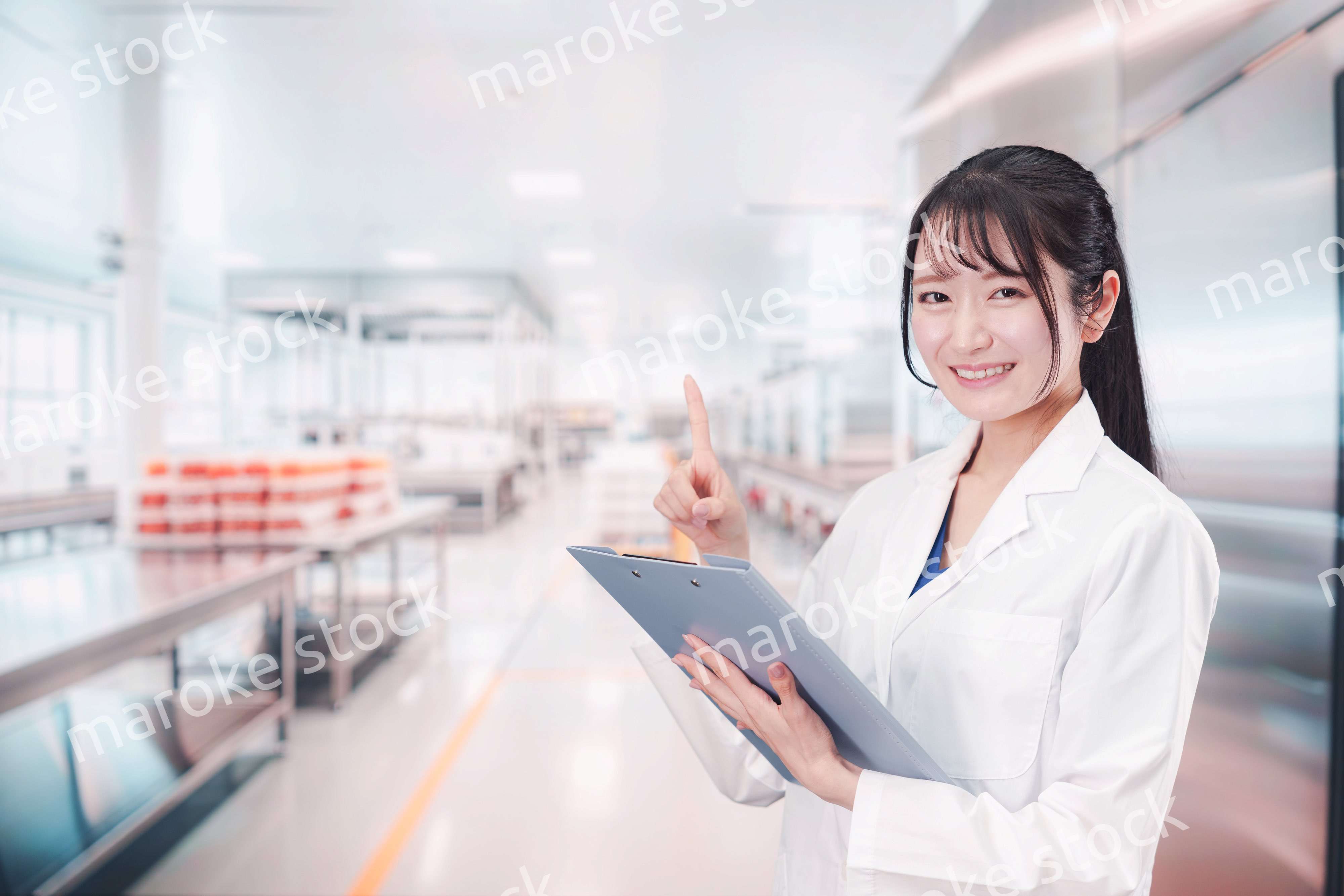 食品メーカーで働く若い女性