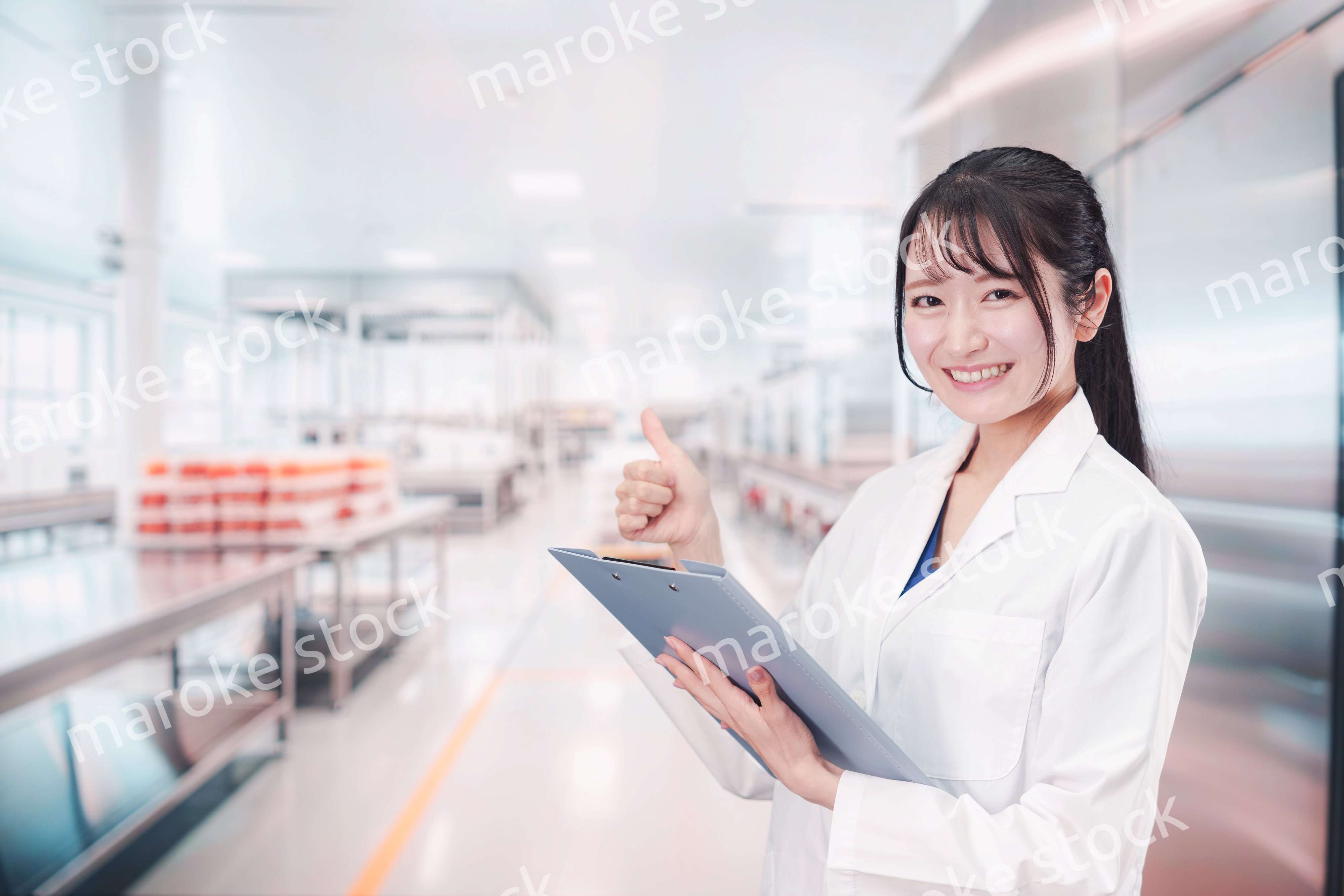 食品メーカーで働く若い女性