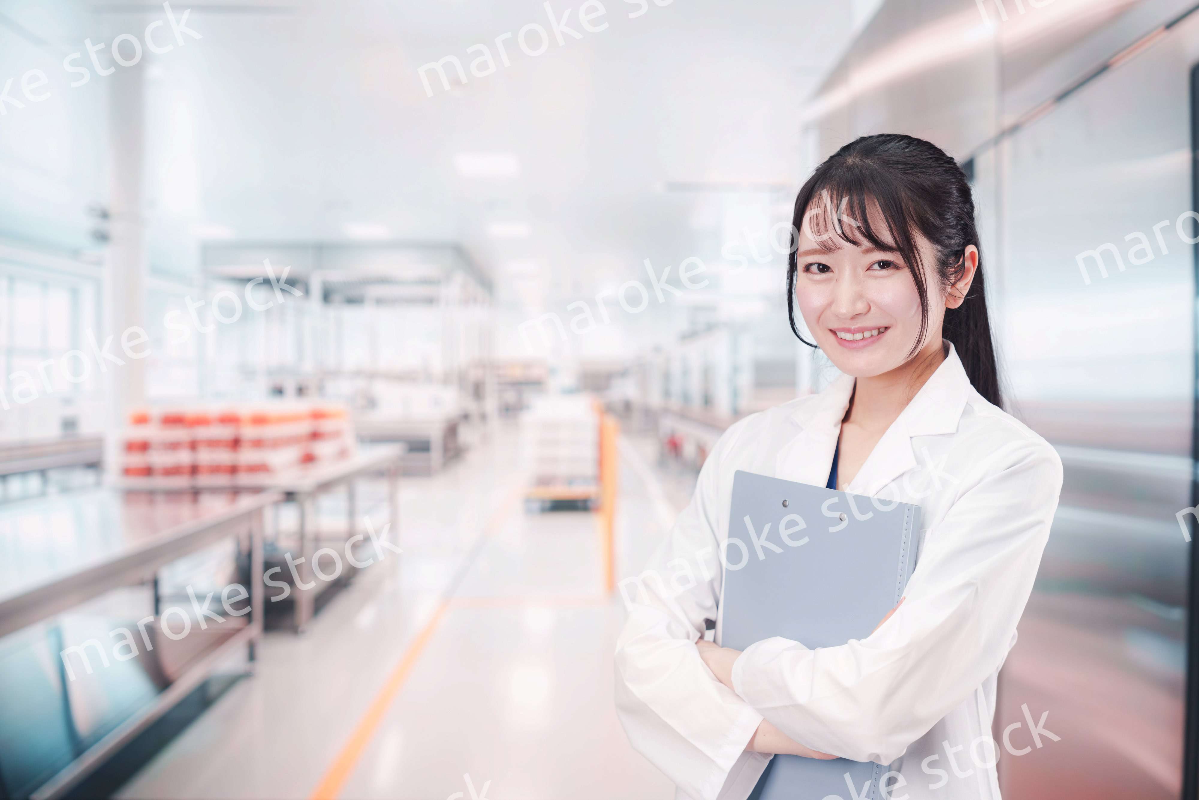 食品メーカーで働く若い女性