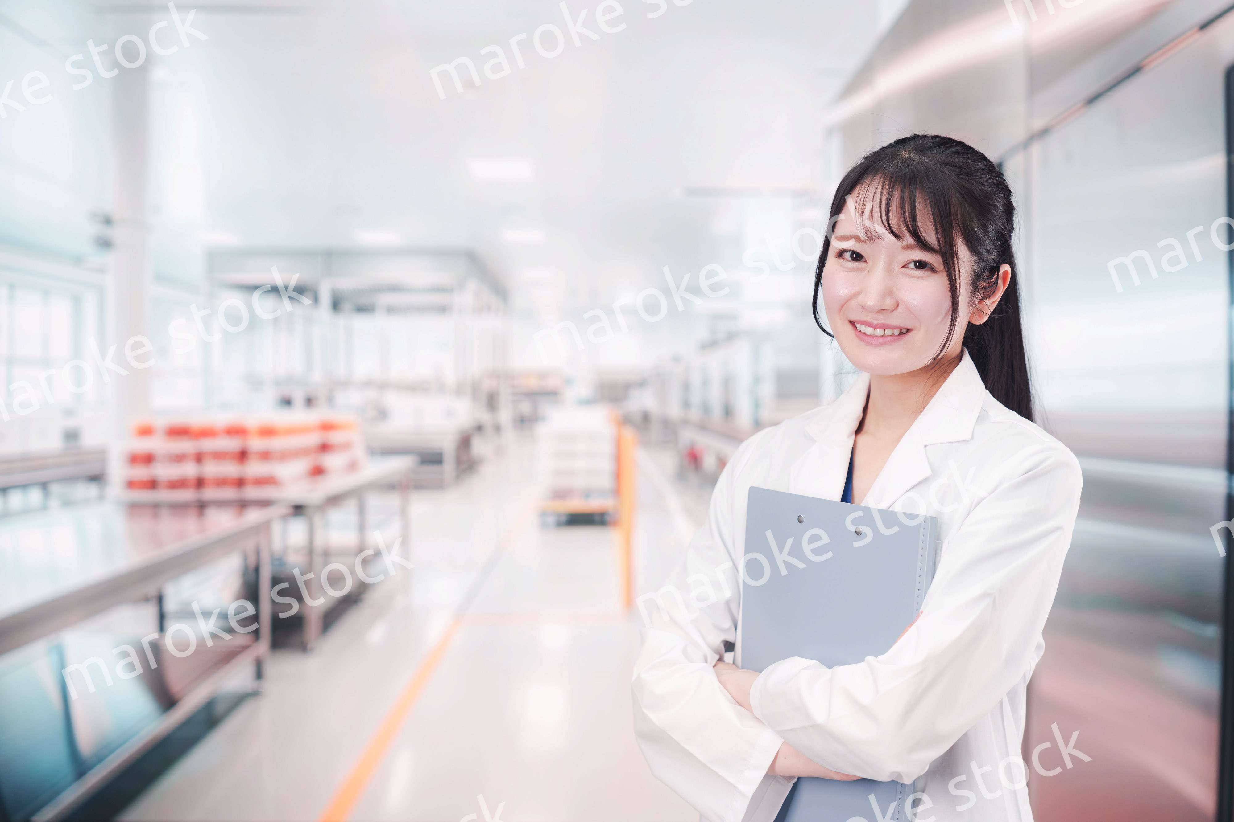 食品メーカーで働く若い女性