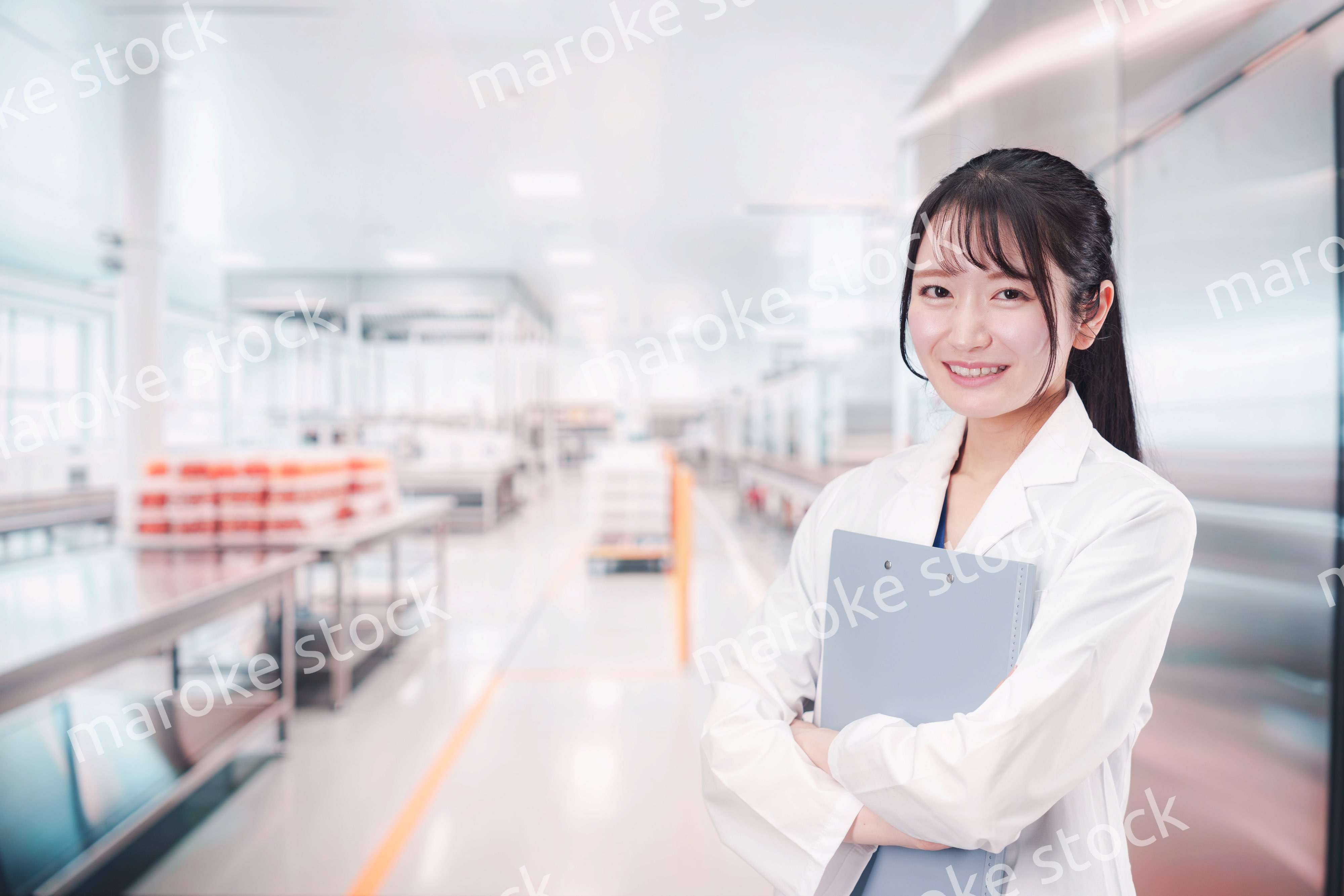 食品メーカーで働く若い女性